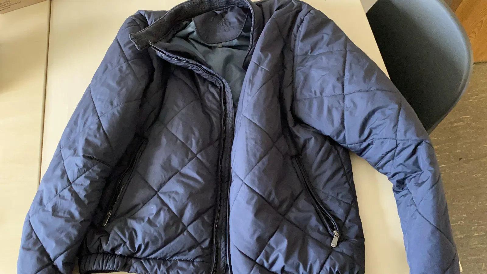 Nach einem Diebstahl auf der Kümmersbrucker Kirwa sucht die Polizei den Besitzer einer sichergestellten Jacke.  (Bild: Polizei Amberg/exb)