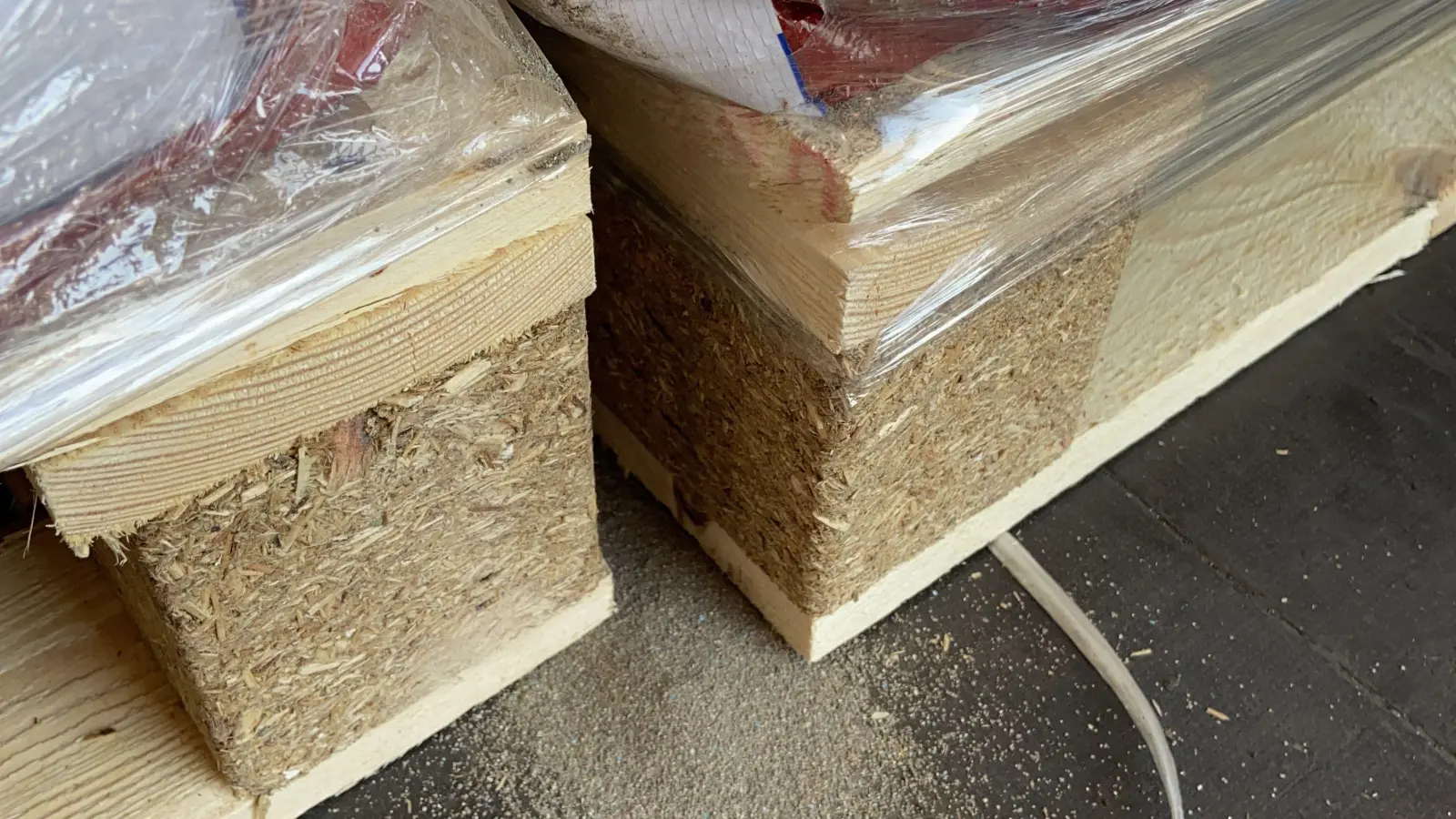 Bei einer Gefahrgutkontrolle auf der A 6 entdeckte die Polizei auf der Ladefläche eines Lastwagens einen beschädigten Sack, aus dem ein umweltgefährdender Stoff austrat. (Bild: VPI Amberg)