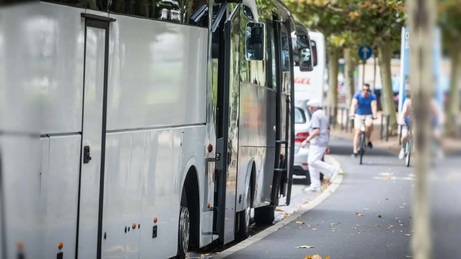 Busse können die Haltestelle „Vilseck, Am langen Steg“ wieder anfahren. (Symbolbild: Frank Rumpenhorst/dpa)