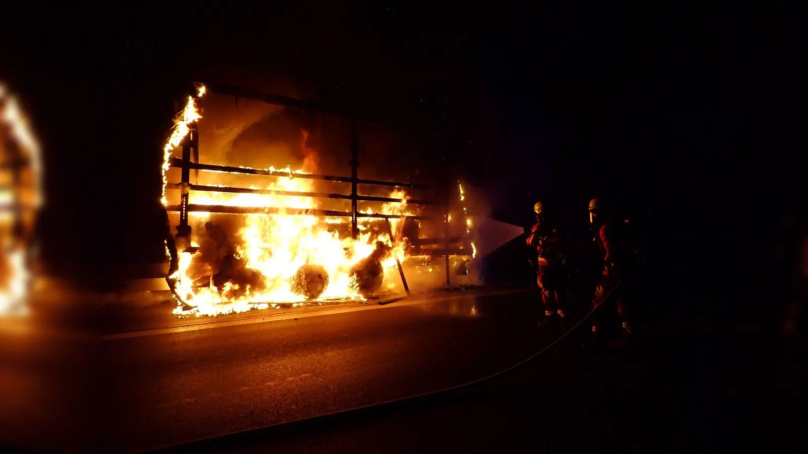 Auf der A93 bei Regensburg hat am Dienstagmorgen ein Lkw Feuer gefangen - mit einer großen Ladung Autobatterien. (Bild: Berufsfeuerwehr Regensburg)