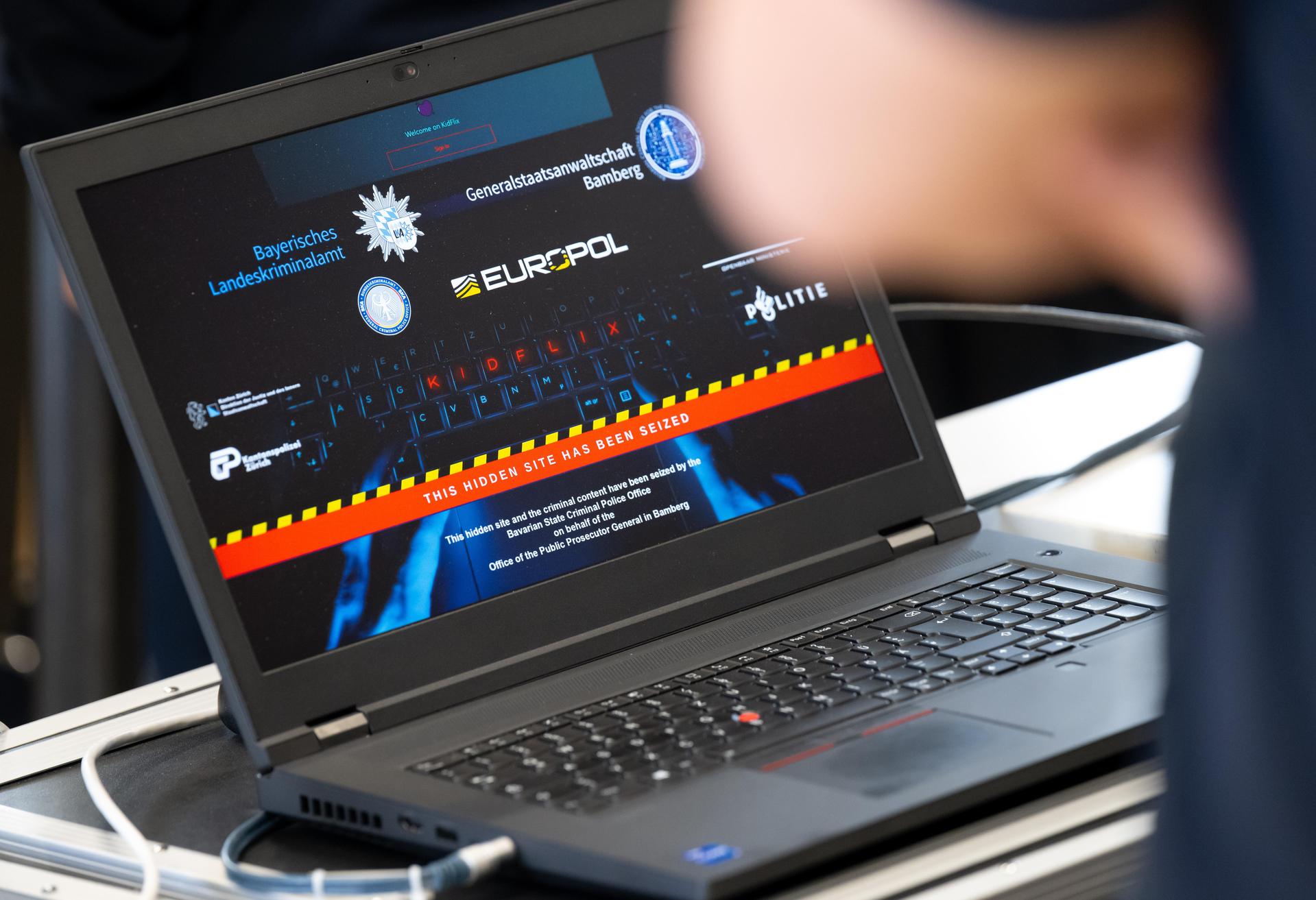 Während einer Pressekonferenz des Bayerischen Landeskriminalamts ist diese symbolische Darstellung der Darknet-Plattform „Kidflix” zu sehen. Die Plattform wurde nun von den Ermittlern vom Netz genommen. (Symbolbild: Sven Hoppe/dpa)