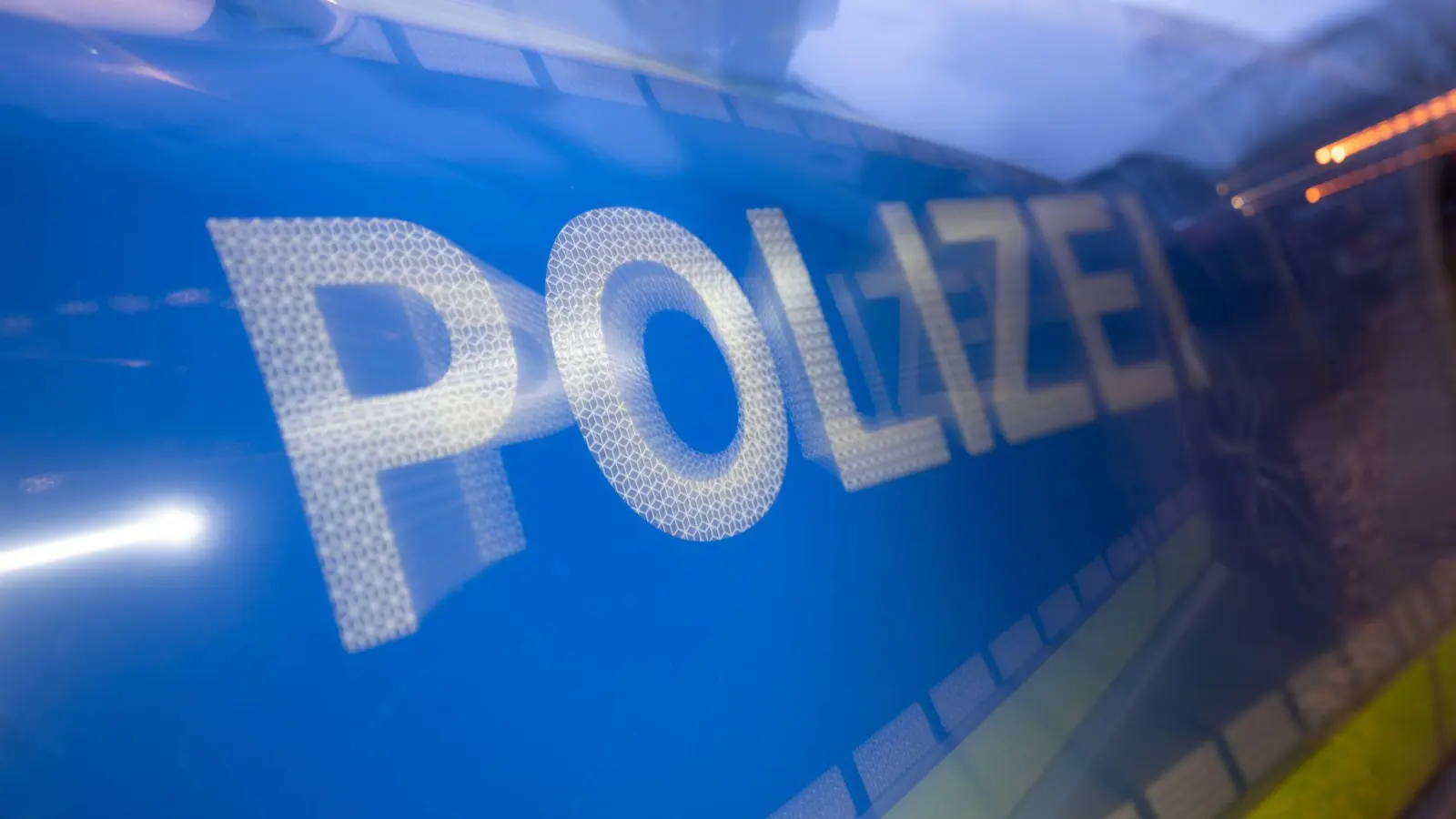 Einen an der Marienstraße in Amberg geparkten Kia hat ein Unbekannter angefahren.  (Symbolbild: Marijan Murat/dpa)