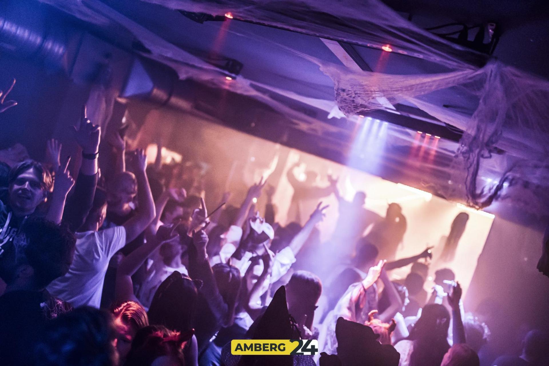 Saures auf die Ohren und eine spooky Atmo haben die Veranstalter der fetten Halloween-Party im Happy Rock versprochen. (Bild: Julia Bär)