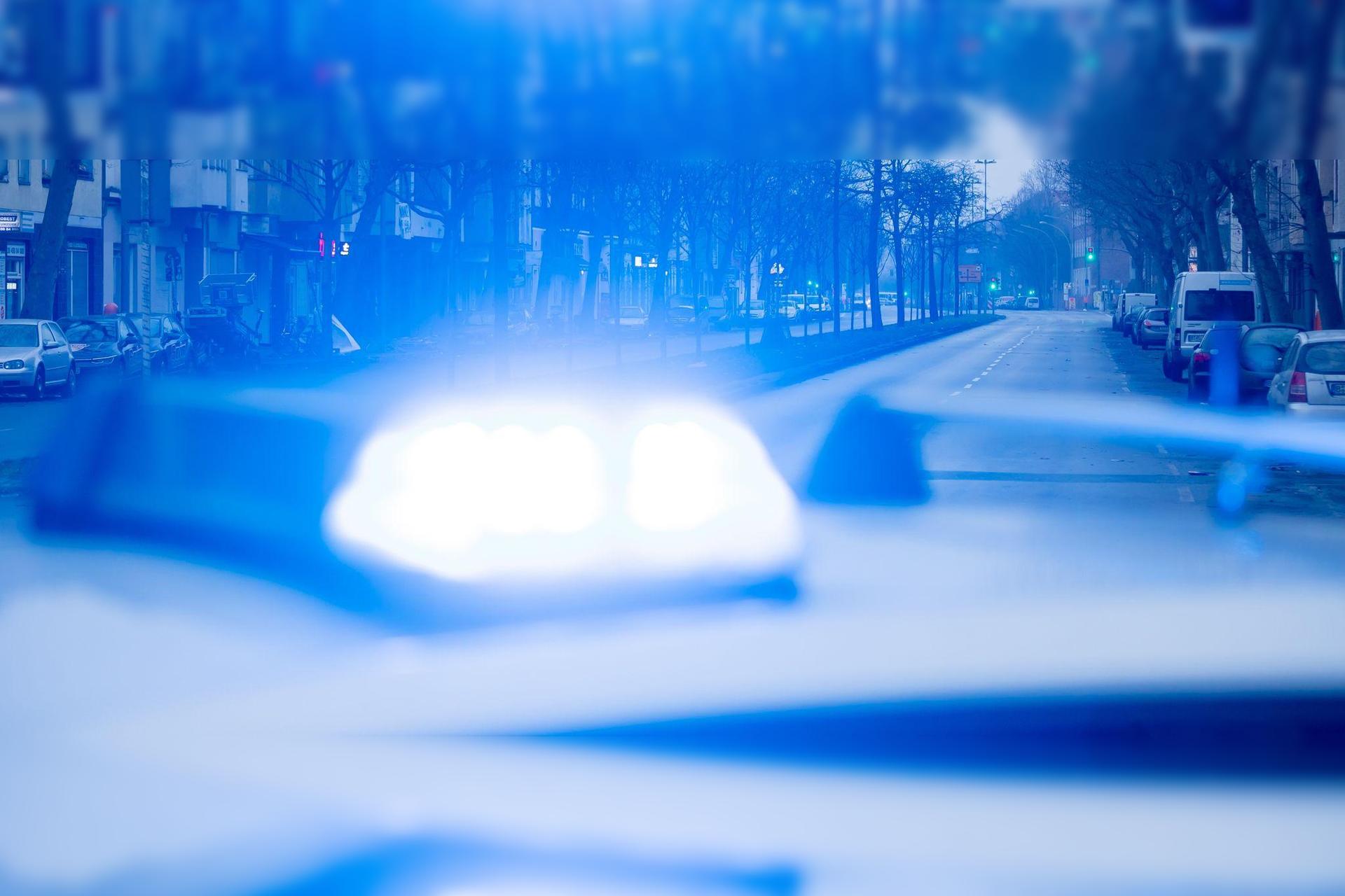 Ein&nbsp;Blaulicht leuchtet auf dem&nbsp;Dach eines Streifenwagens der Polizei. (Symbolbild: Christoph Soeder/dpa/Symbolbild)