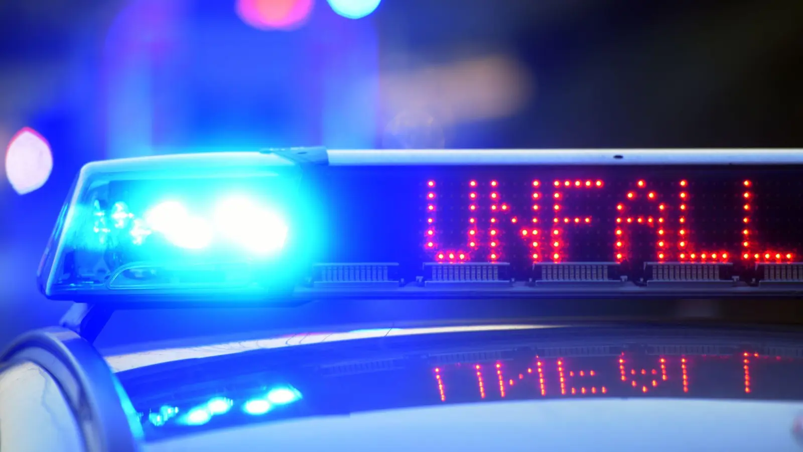 Auf der B 85 kam es am Donnerstagvormittag zu einem schweren Unfall. (Symbolbild: Stefan Puchner/dpa)