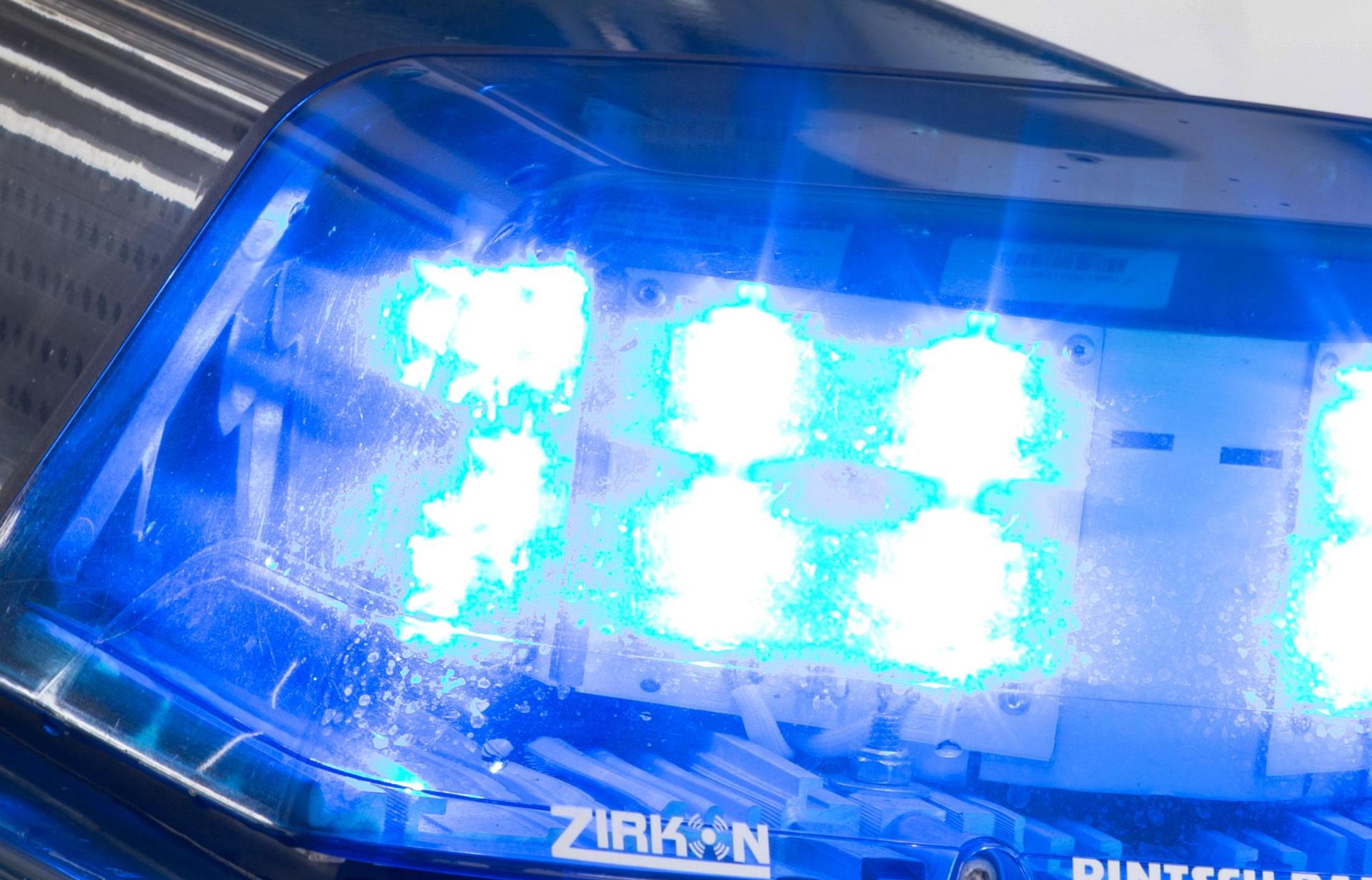 Ein unbekannter Autofahrer beschädigt in Sorghof eine Gartenmauer. (Symbolbild: Friso Gentsch)