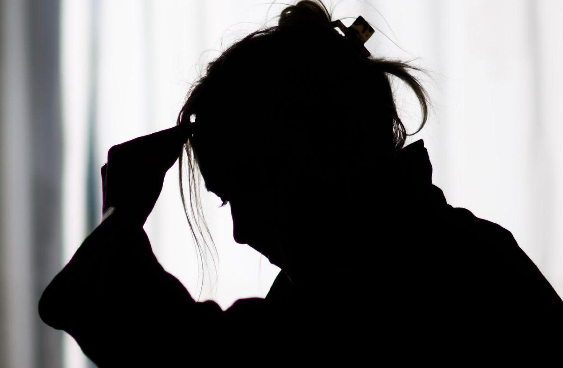 Viele junge Menschen nutzen KI-Chatbots, um über seelische Probleme zu sprechen – Experten warnen vor Risiken. (Symbolbild)  (Bild: Julian Stratenschulte/dpa)