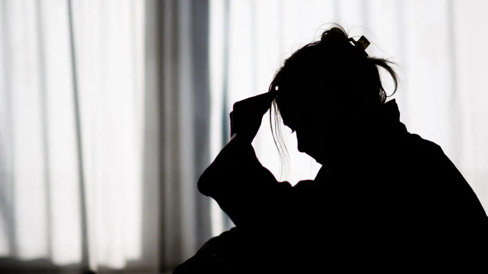 Viele junge Menschen nutzen KI-Chatbots, um über seelische Probleme zu sprechen – Experten warnen vor Risiken. (Symbolbild)  (Bild: Julian Stratenschulte/dpa)