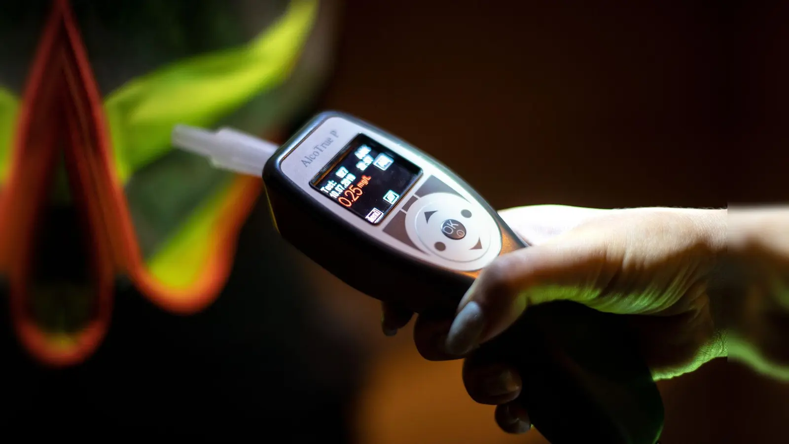 Ein 21-Jähriger verletzt sich leicht, als sein Auto bei Hirschau von der Straße abkommt. Der Alkoholtest fällt positiv aus. (Symbolbild: Sina Schuldt/dpa)