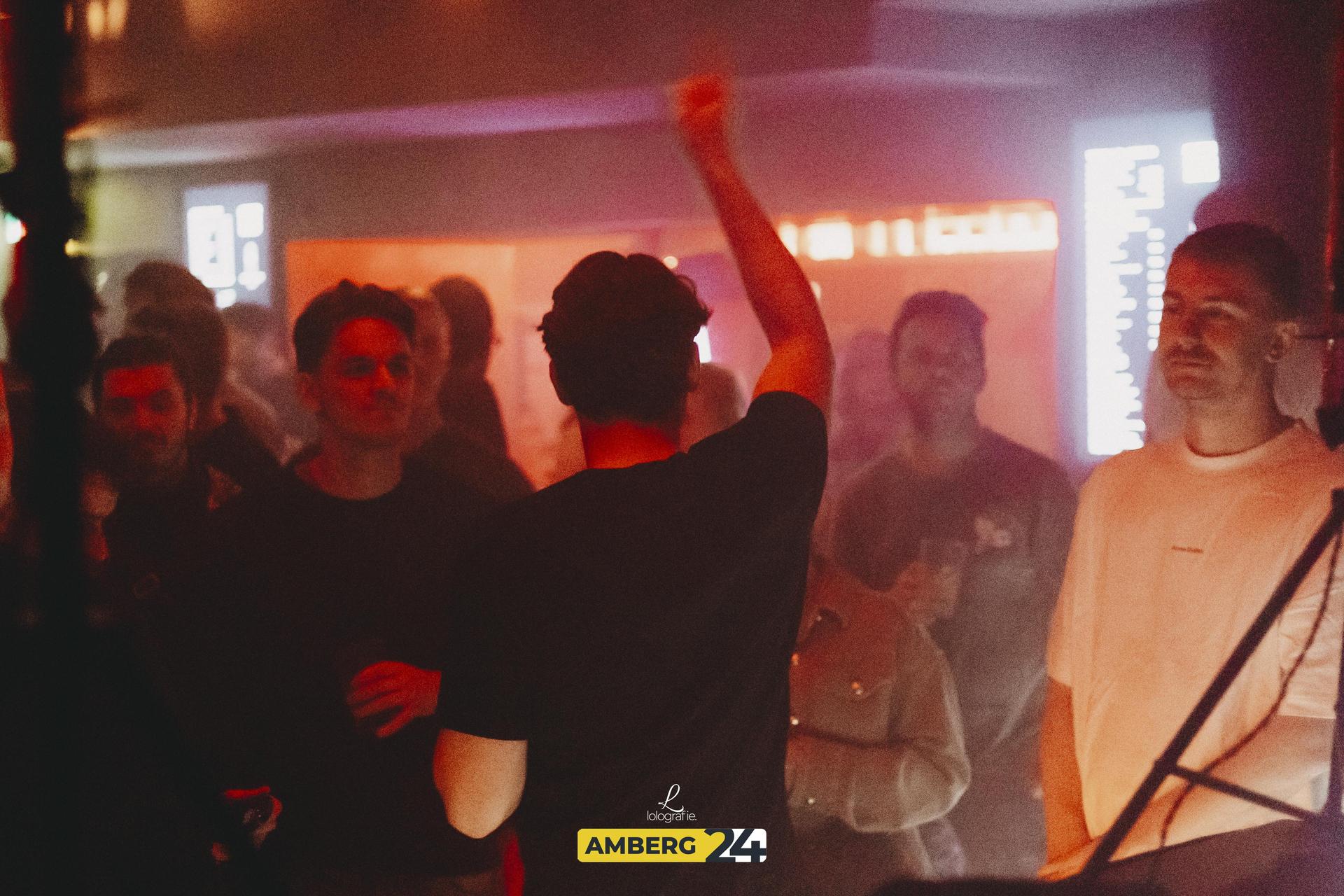 Frau Fenk im Trio.  (Bild: Lolografie)