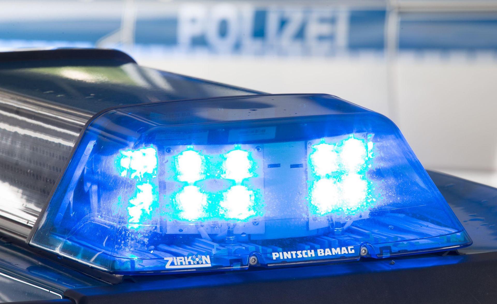 Ein 22-Jähriger wurde nach einer Auseinandersetzung an einer Tankstelle in Amberg festgenommen. (Symbolbild: Friso Gentsch/dpa)
