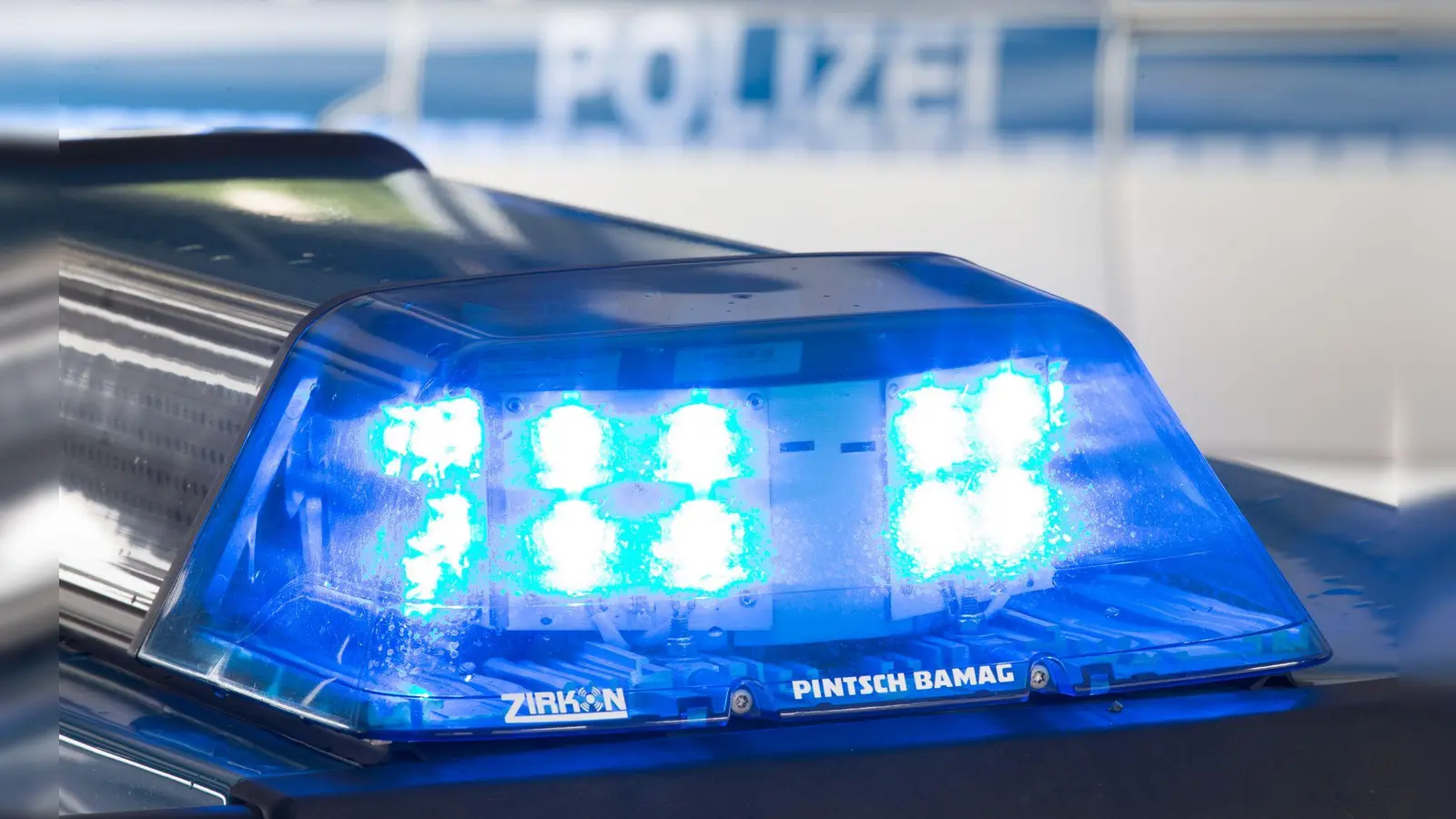 Ein 22-Jähriger wurde nach einer Auseinandersetzung an einer Tankstelle in Amberg festgenommen. (Symbolbild: Friso Gentsch/dpa)