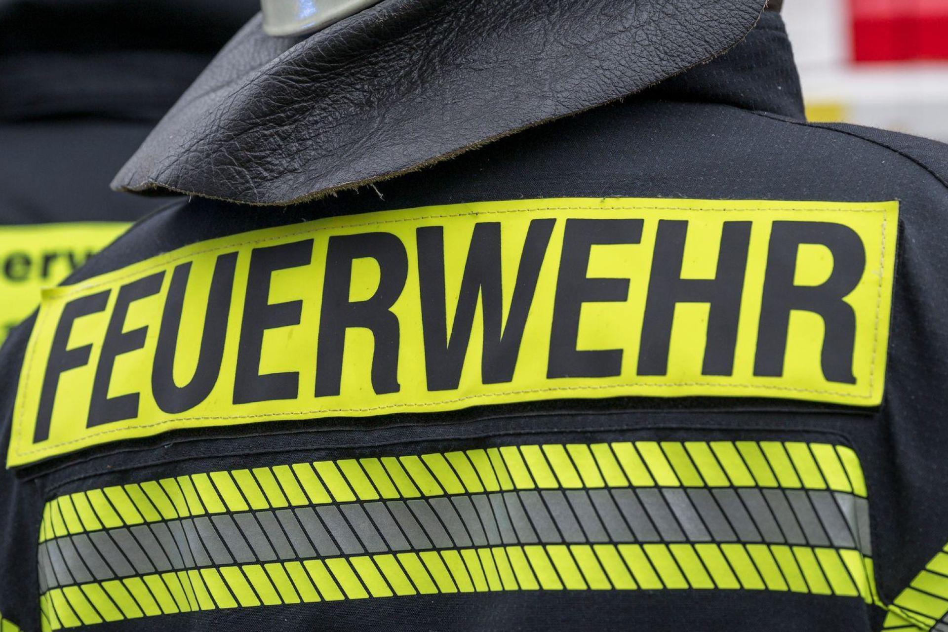 60 Einsatzkräfte löschten einen Brand in einem Wohnhaus in Wernberg-Köblitz. (Symbolbild: Daniel Vogl/dpa)