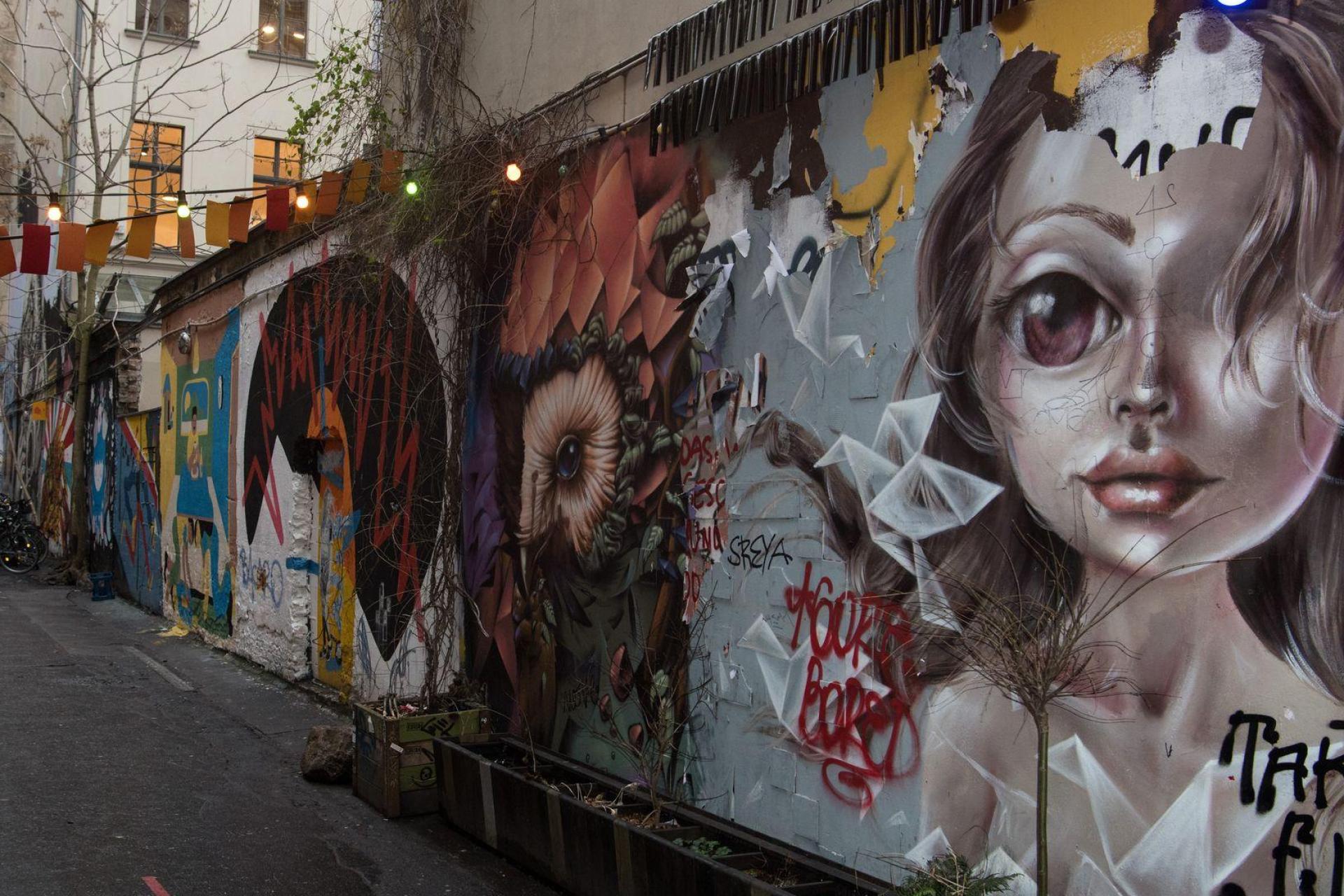 Die Gegend rund um die Hackeschen Höfe ist ein beliebtes Ausgehviertel.  (Bild: Soeren Stache/dpa)