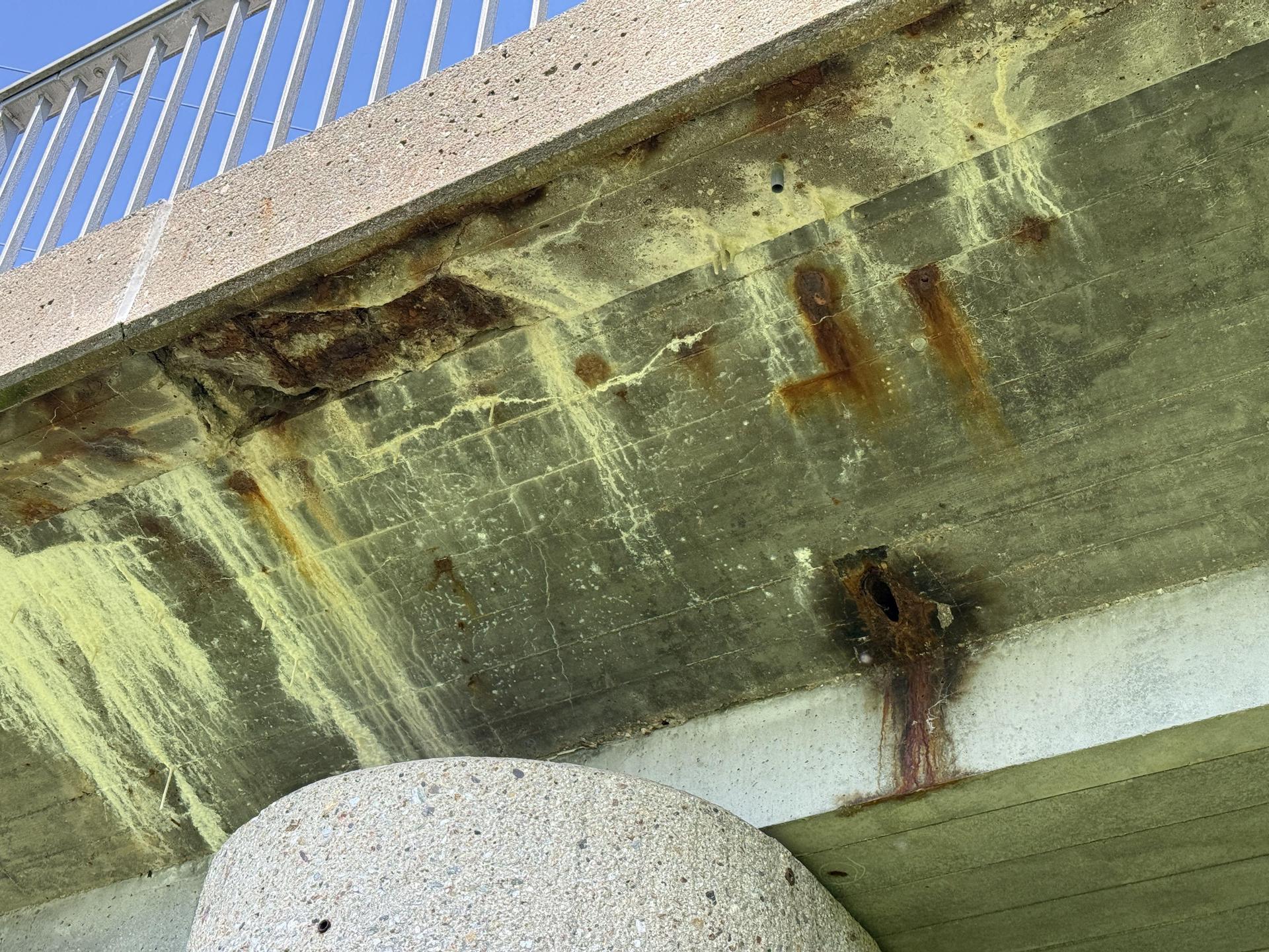 So sehen die Schadstellen an der Flembachbrücke bei Michelfeld aus. (Bild: upl)