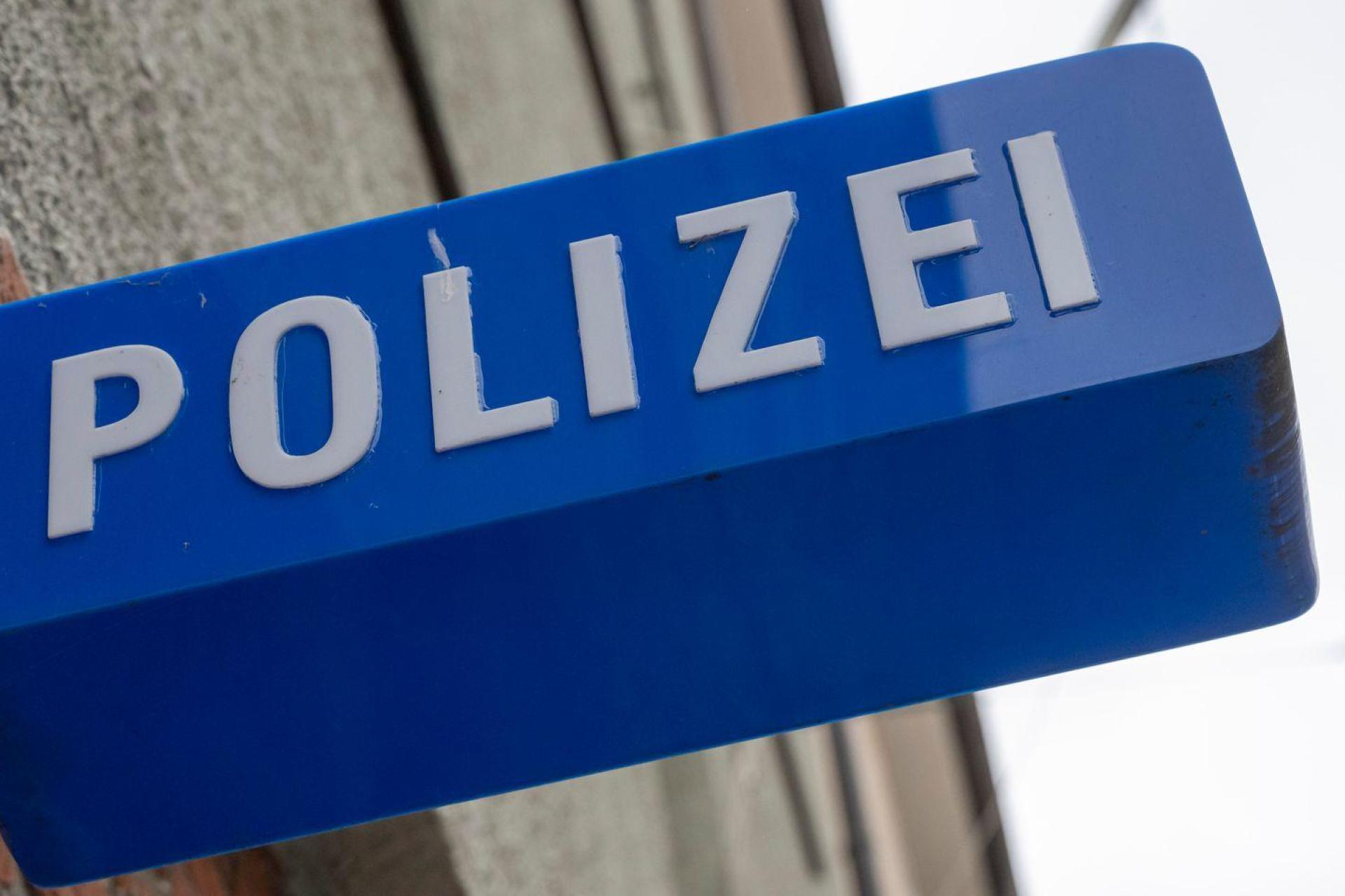 Unbekannte Täter besprühen Ortsschild und Verkehrsspiegel in Hohenstadt mit Graffiti. Polizei sucht Zeugen. (Symbolbild: Peter Kneffel/dpa)