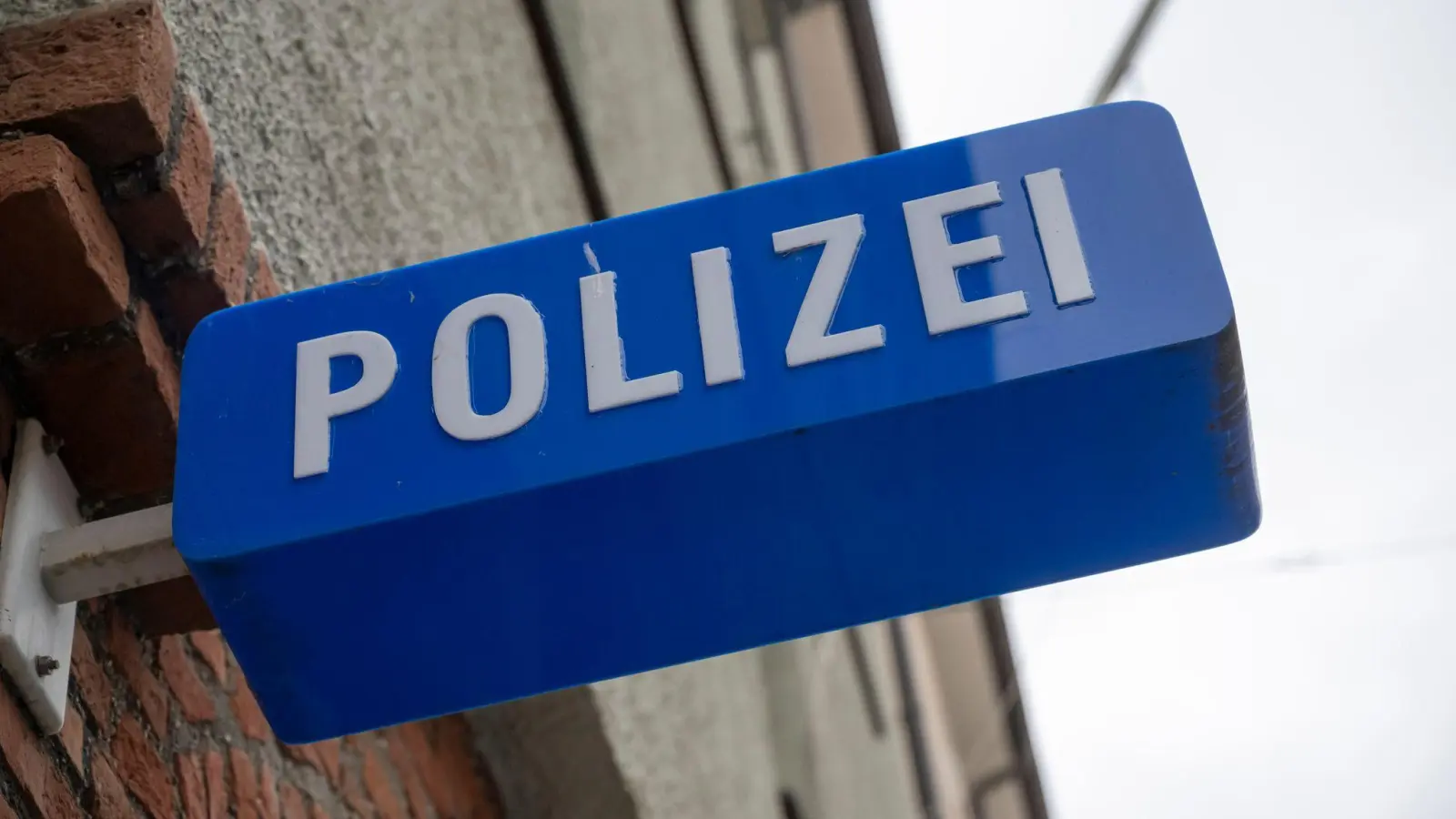 Unbekannte Täter besprühen Ortsschild und Verkehrsspiegel in Hohenstadt mit Graffiti. Polizei sucht Zeugen. (Symbolbild: Peter Kneffel/dpa)