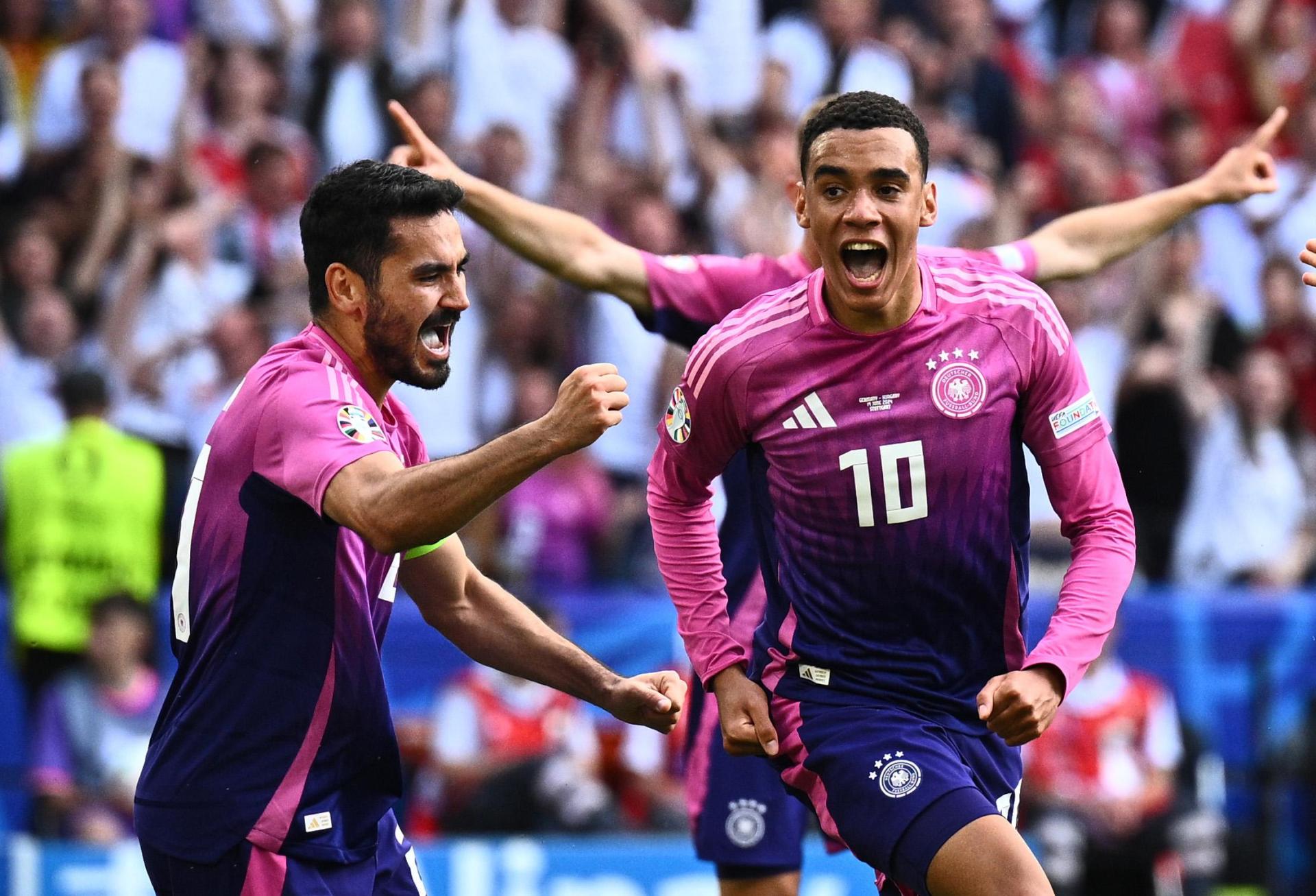 Deutschlands Jamal Musiala (rechts) feiert neben Vorbereiter Ilkay Gündogan sein Tor zum 1:0. (Bild: Tom Weller /dpa)