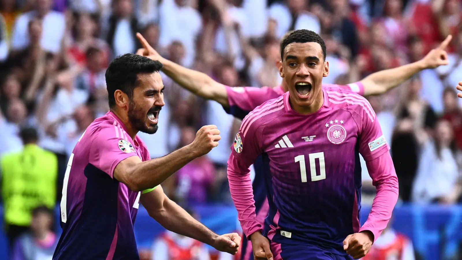 Deutschlands Jamal Musiala (rechts) feiert neben Vorbereiter Ilkay Gündogan sein Tor zum 1:0. (Bild: Tom Weller /dpa)