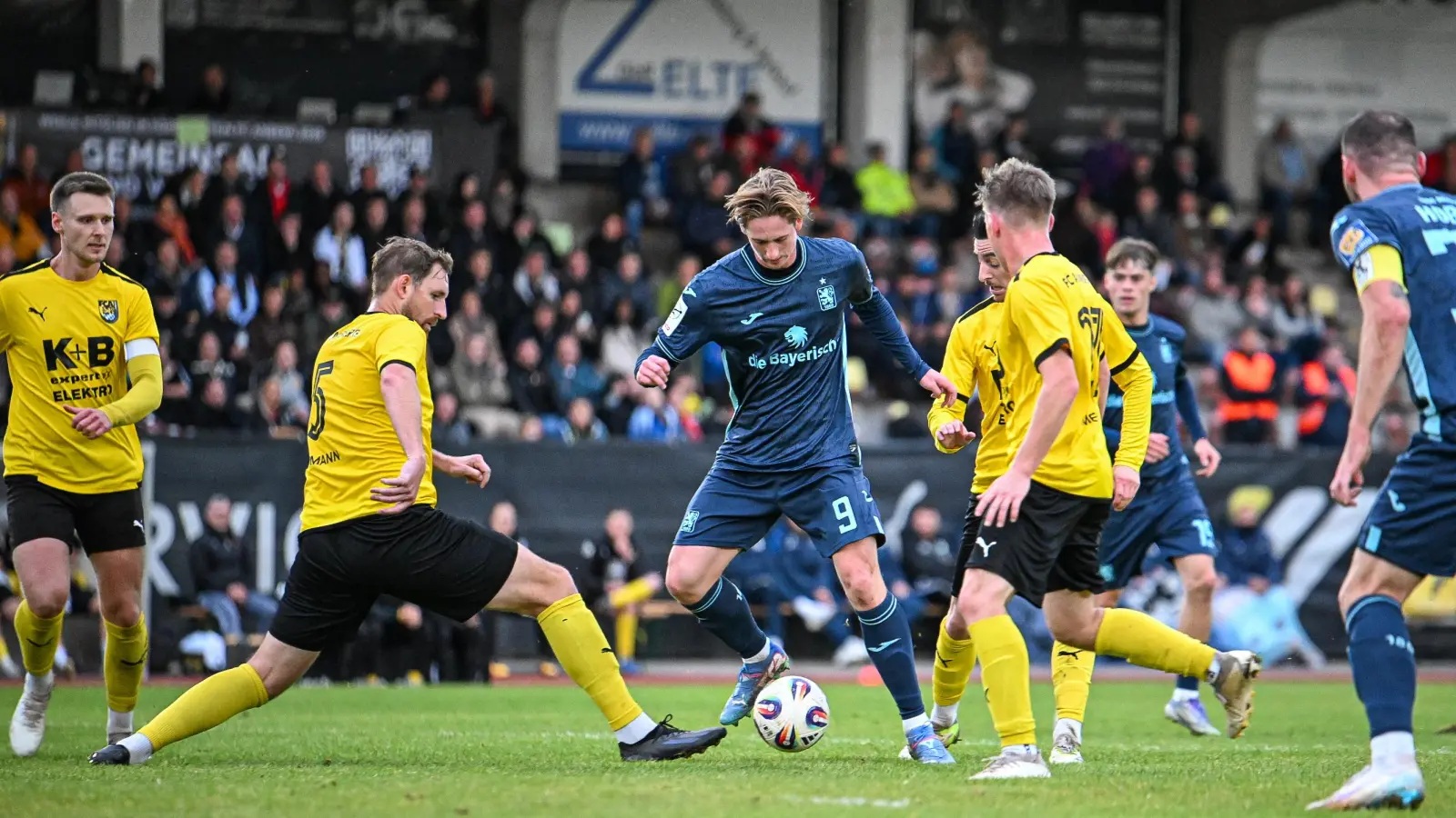 1860-Stürmer Justin Steinkötter (Mitte) umringt von Amberger Spielern. Das Testspiel zwischen dem TSV 1860 München und dem FC Amberg im Stadion am Schanzl am Dienstagabend endete mit 1:11. (Bild: Loeffler, Jonas)