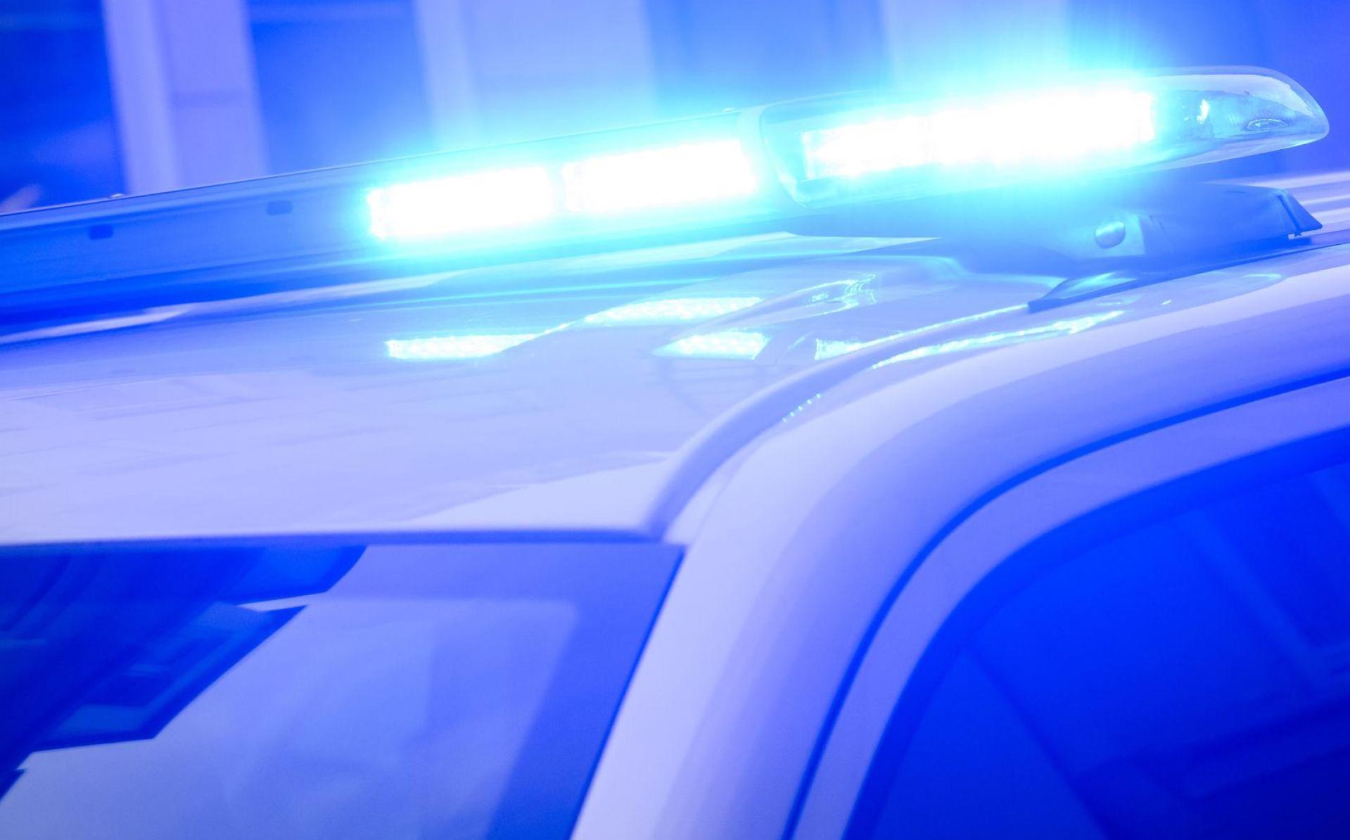 Bei der vorläufigen Festnahme gab der junge Mann zu, weit mehr als nur ein Auto beschädigt zu haben. (Symbolbild) (Bild: Julian Stratenschulte/dpa)