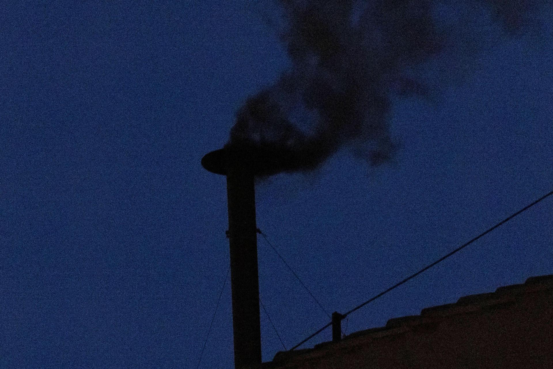 Vatikan, Vatikanstadt: Schwarzer Rauch quillt aus dem Schornstein der Sixtinischen Kapelle. Beim Konklave im Vatikan haben sich die Kardinäle im ersten Wahlgang nicht auf einen neuen Papst einigen können. (Bild: Oliver Weiken)