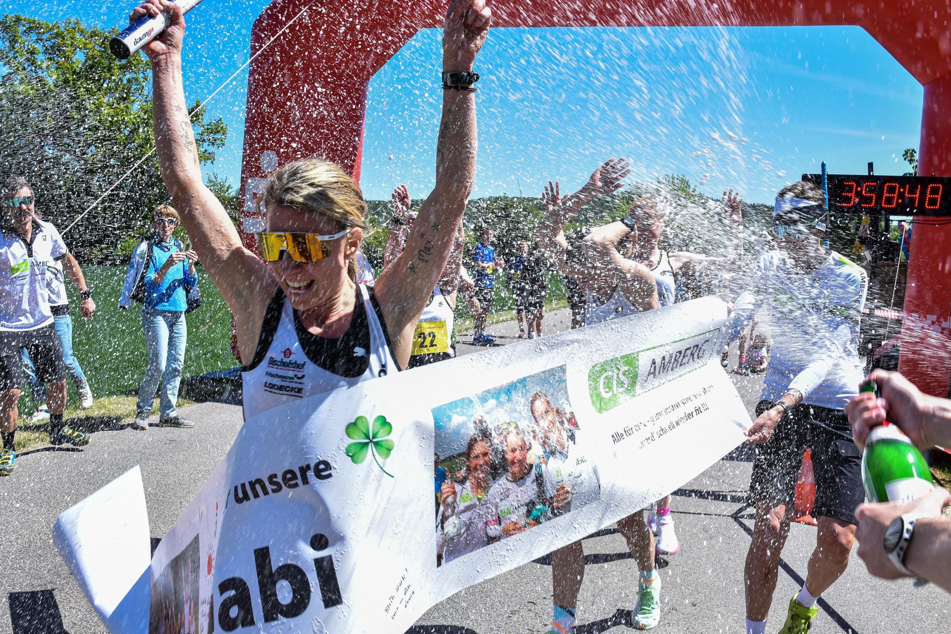 Sektdusche für die Siegerinnen: Beim Landkreislauf Amberg-Sulzbach 2025 ging der Titel in der Damen-Wertung zum 31. Mal an CIS Amberg. (Bild: Stephan Huber)
