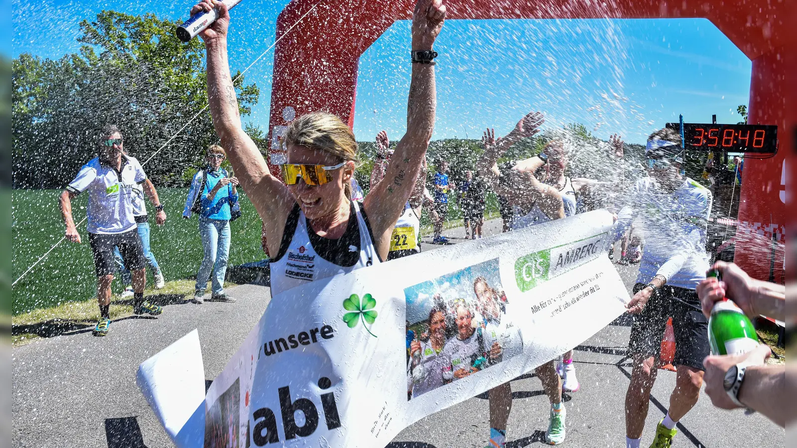 Sektdusche für die Siegerinnen: Beim Landkreislauf Amberg-Sulzbach 2025 ging der Titel in der Damen-Wertung zum 31. Mal an CIS Amberg. (Bild: Stephan Huber)