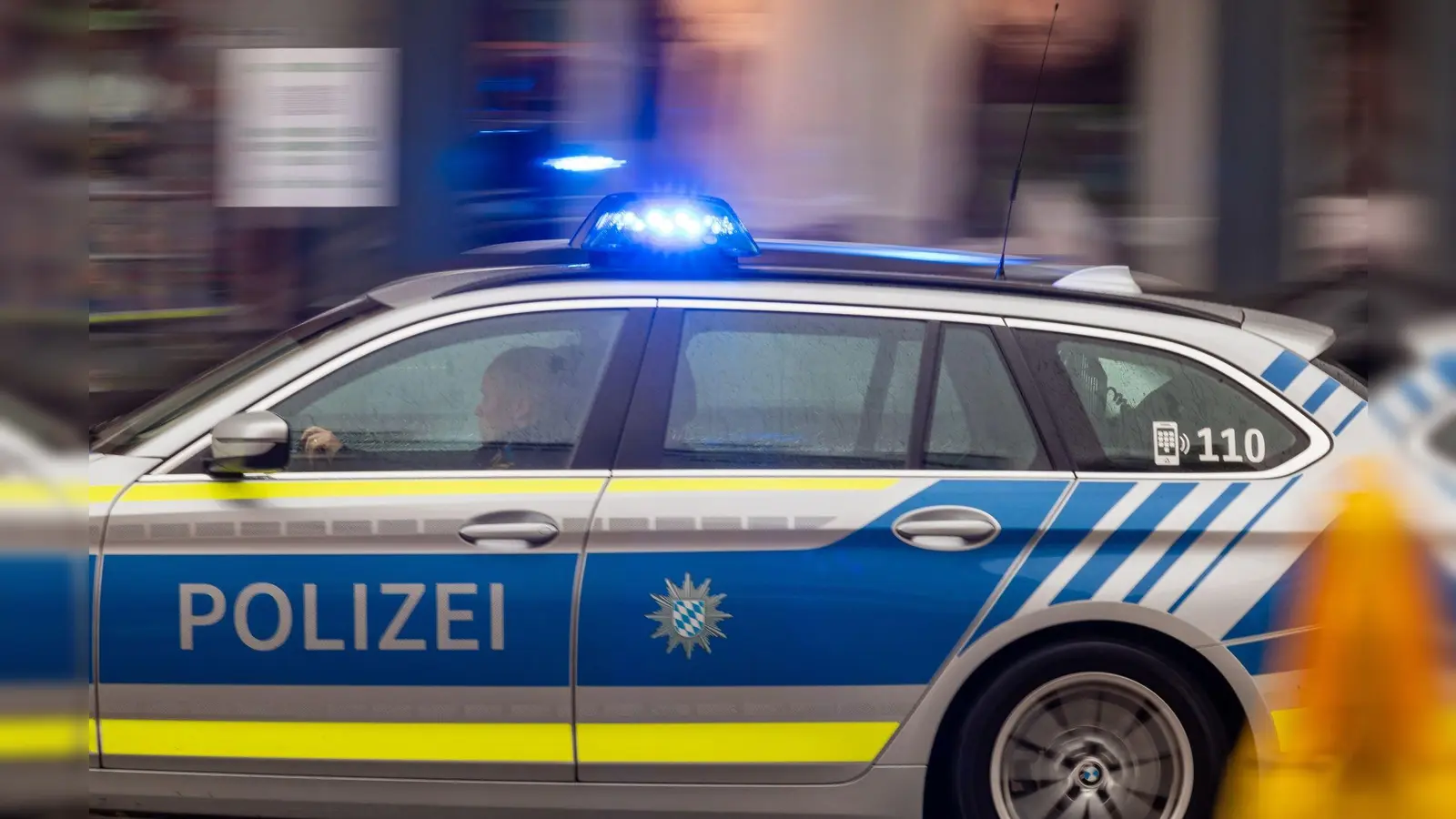Die Polizei meldet einen Unfall in der Gemeinde Illschwang. (Symbolbild: Peter Kneffel/dpa)