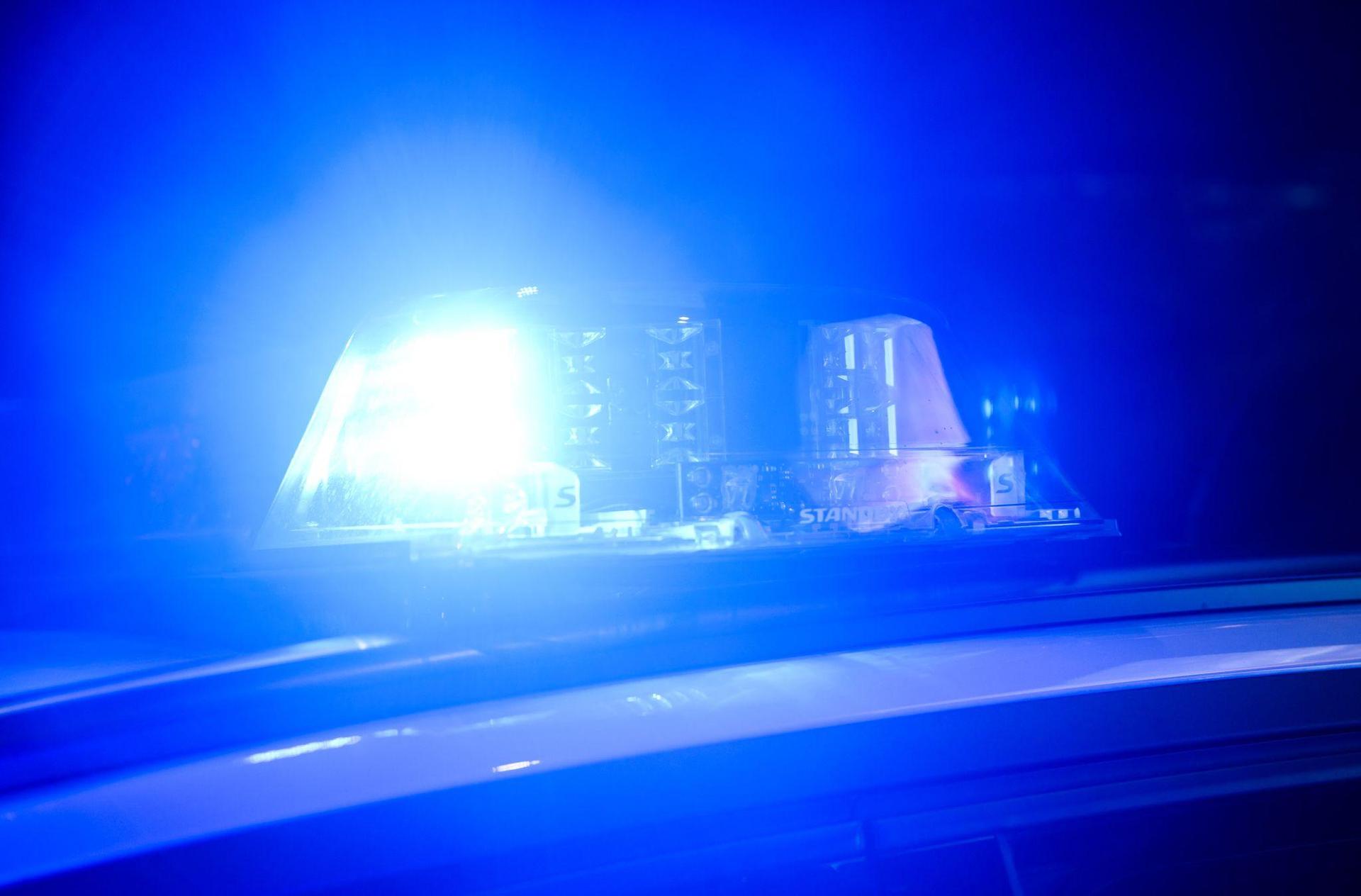 Ein geparktes Auto wird in Amberg beschädigt. Der Verursacher fährt weiter, zurück bleibt ein Schaden von rund 2000 Euro. (Symbolbild: Julian Stratenschulte/dpa)