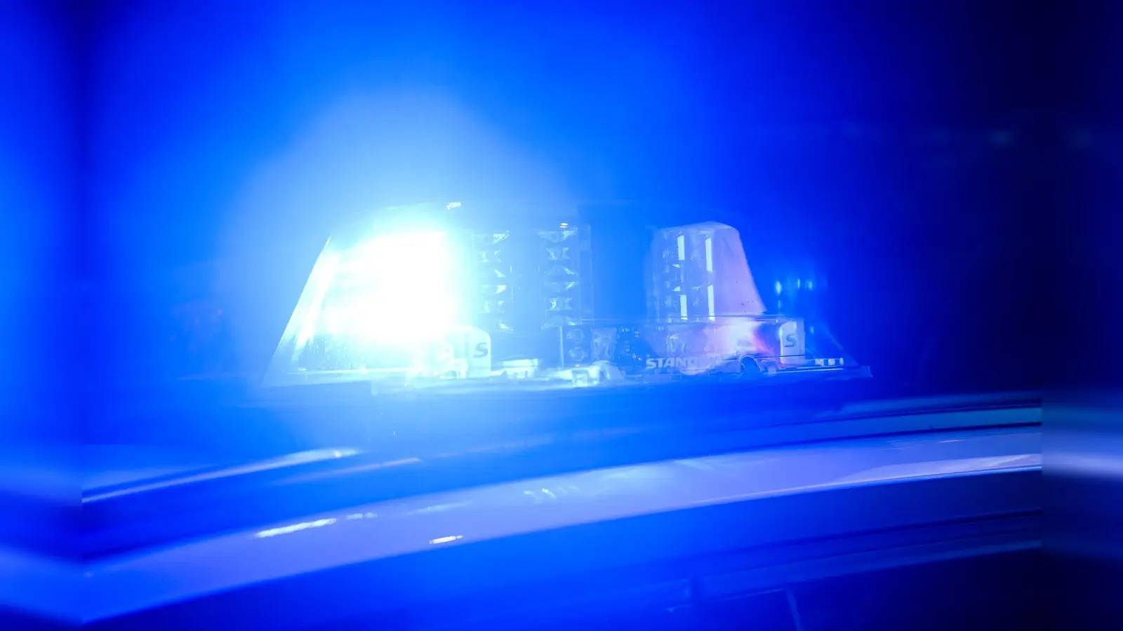 Ein geparktes Auto wird in Amberg beschädigt. Der Verursacher fährt weiter, zurück bleibt ein Schaden von rund 2000 Euro. (Symbolbild: Julian Stratenschulte/dpa)