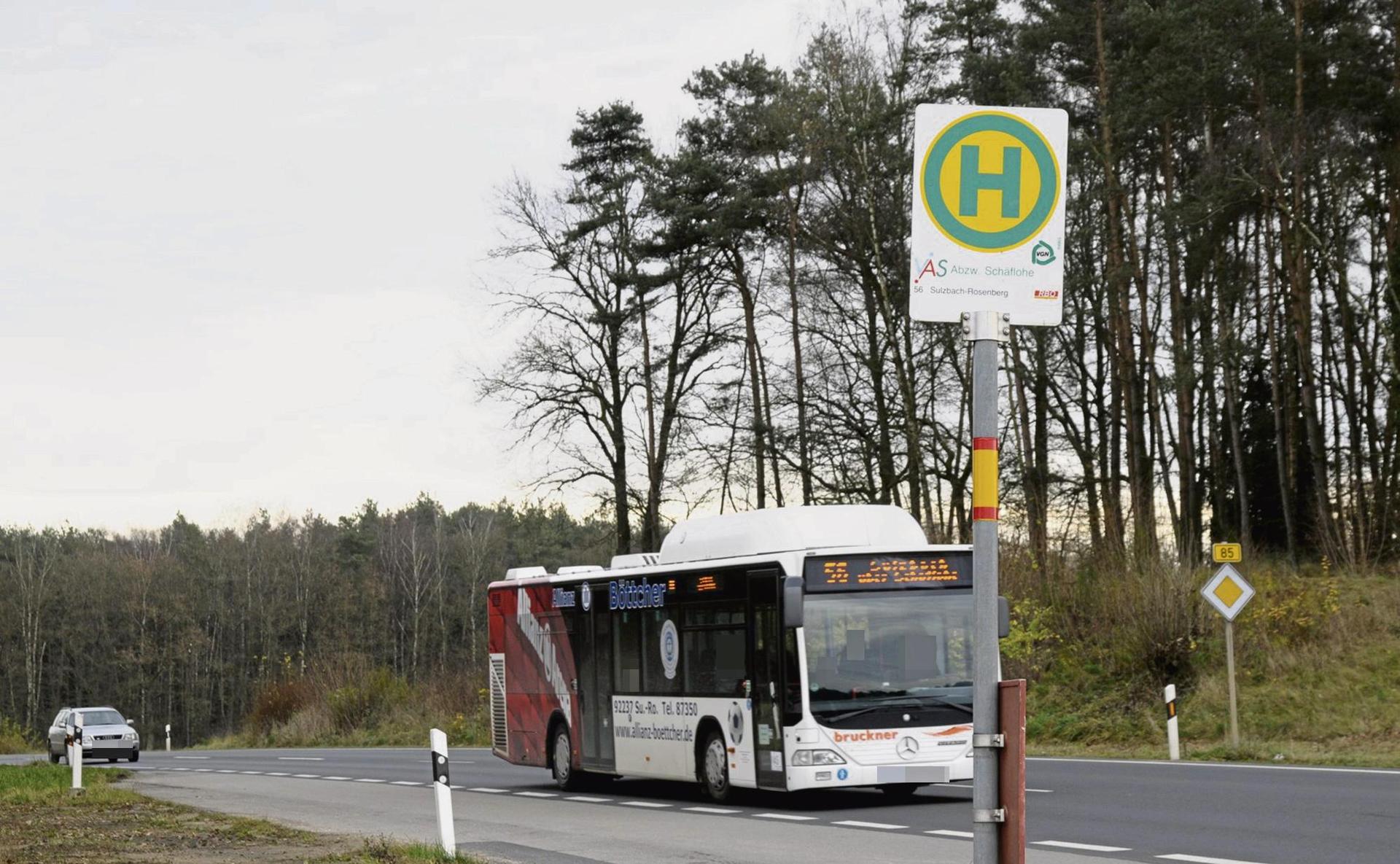 Ein Bus auf einer Überlandfahrt. Die Sperrung der Kreisstraße AS 6 bei Edelsfeld ab Montag, 13. April, hat auch Auswirkungen auf die ÖPNV-Linie 457. (Symbolbild: Petra Hartl)