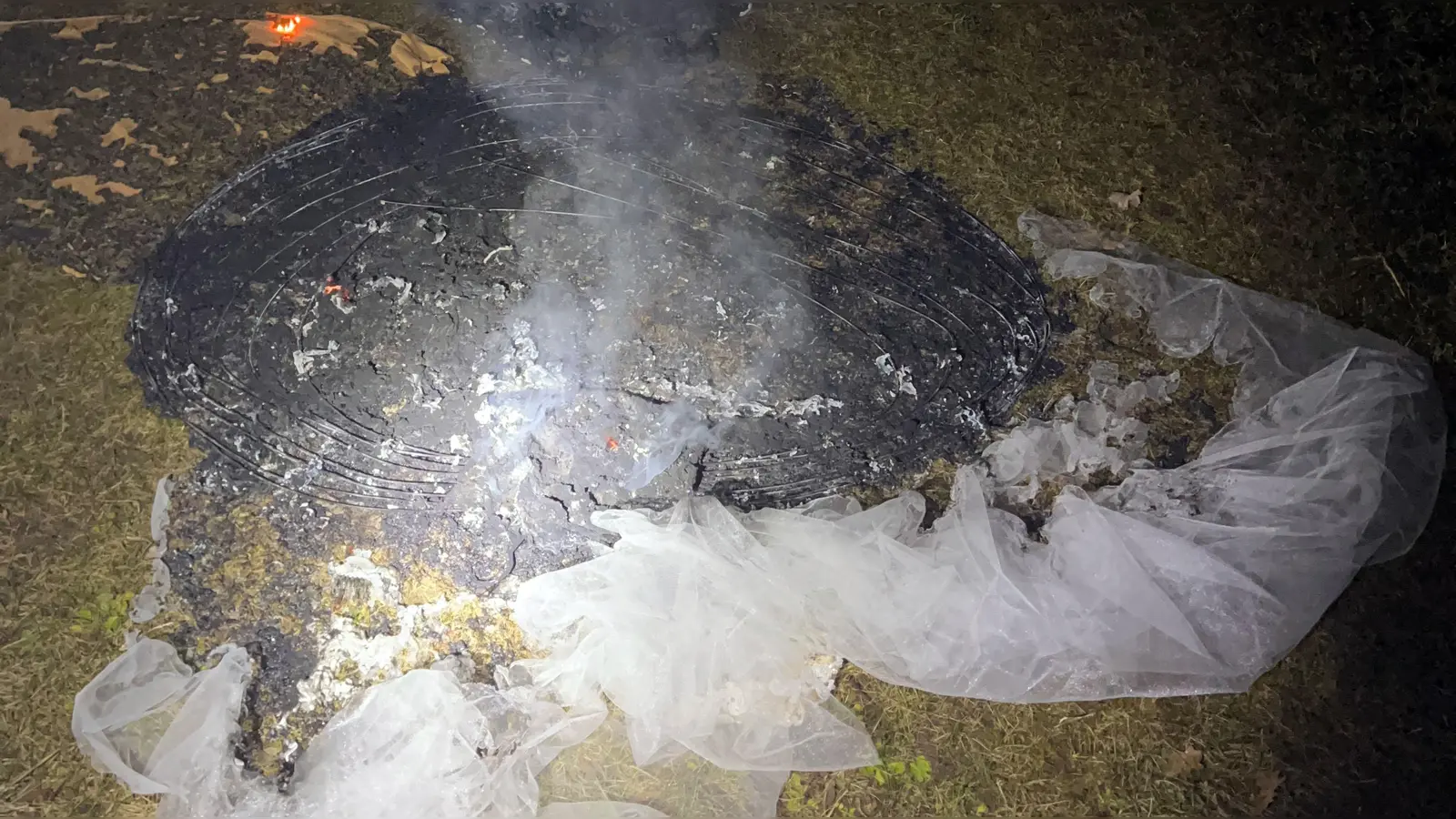 Polizisten entdeckten am Donnerstag die Überreste eines verbrannten Brautkleids. Ein Unbekannter hatte das Kleid zuvor aus einem Keller gestohlen. (Bild: Polizeiinspektion Amberg)