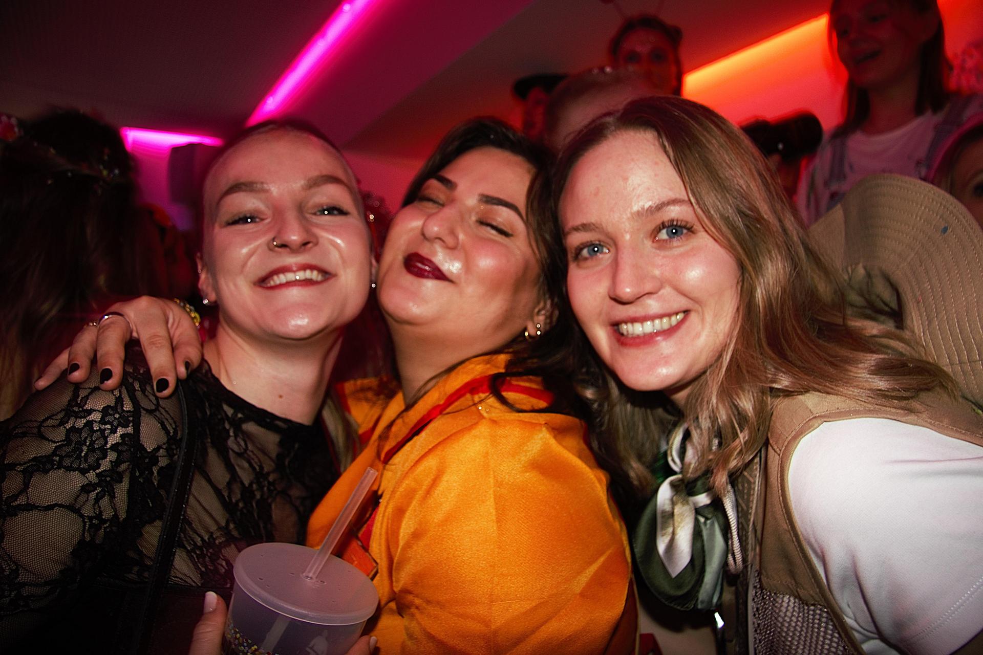 Zur Konfettiparty im Colomba war ordentlich Faschingslaune angesagt. (Bild: Marlin Nixdorf)