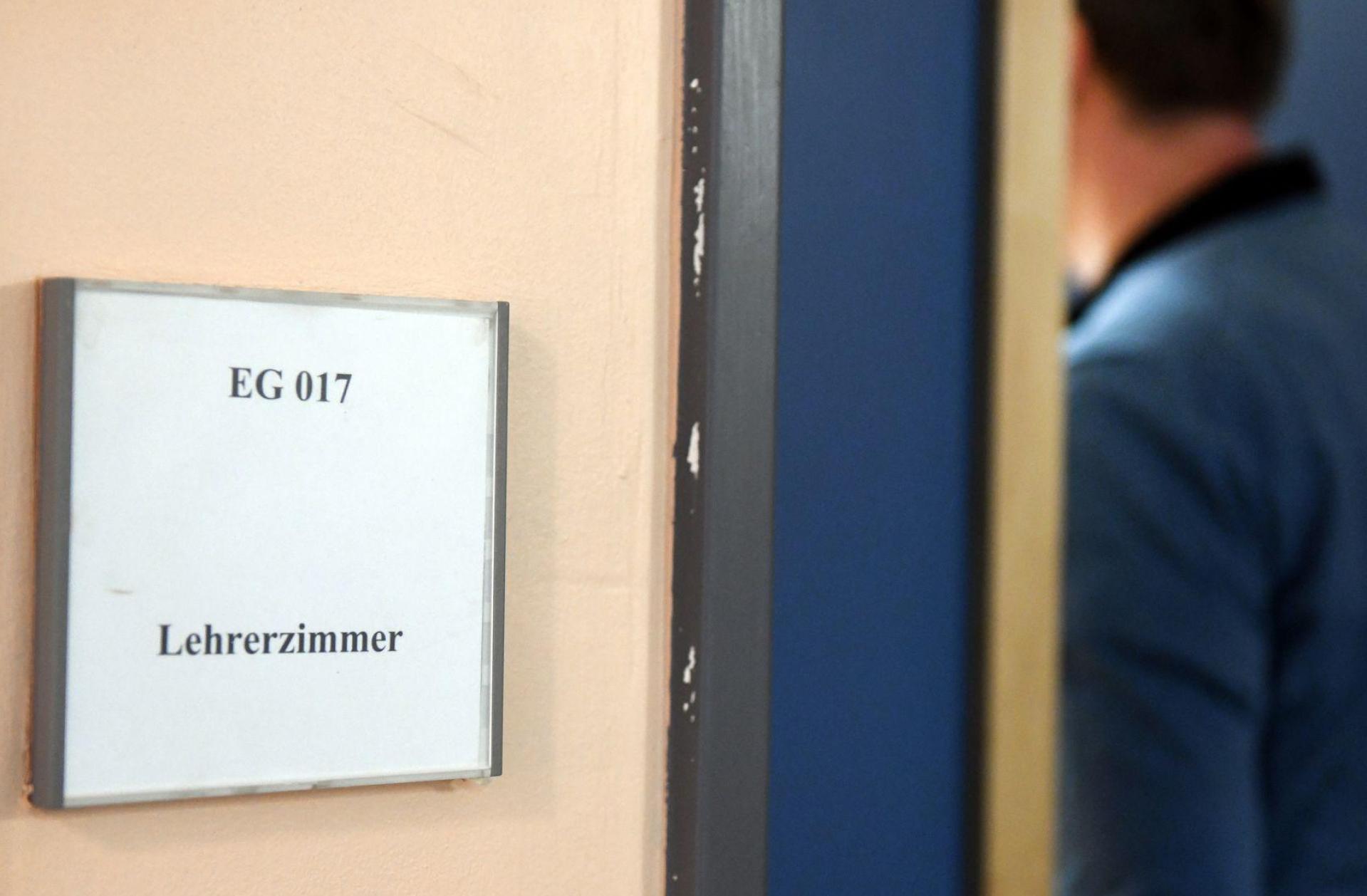 Die Polizei führt Opfer nur dann als Lehrkräfte in ihrer Statistik auf, wenn ein sachlicher Zusammenhang zwischen der Straftat und der beruflichen Tätigkeit besteht. (Symbolbild: Maurizio Gambarini/dpa)