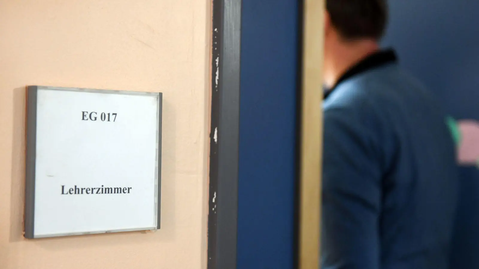 Die Polizei führt Opfer nur dann als Lehrkräfte in ihrer Statistik auf, wenn ein sachlicher Zusammenhang zwischen der Straftat und der beruflichen Tätigkeit besteht. (Symbolbild: Maurizio Gambarini/dpa)