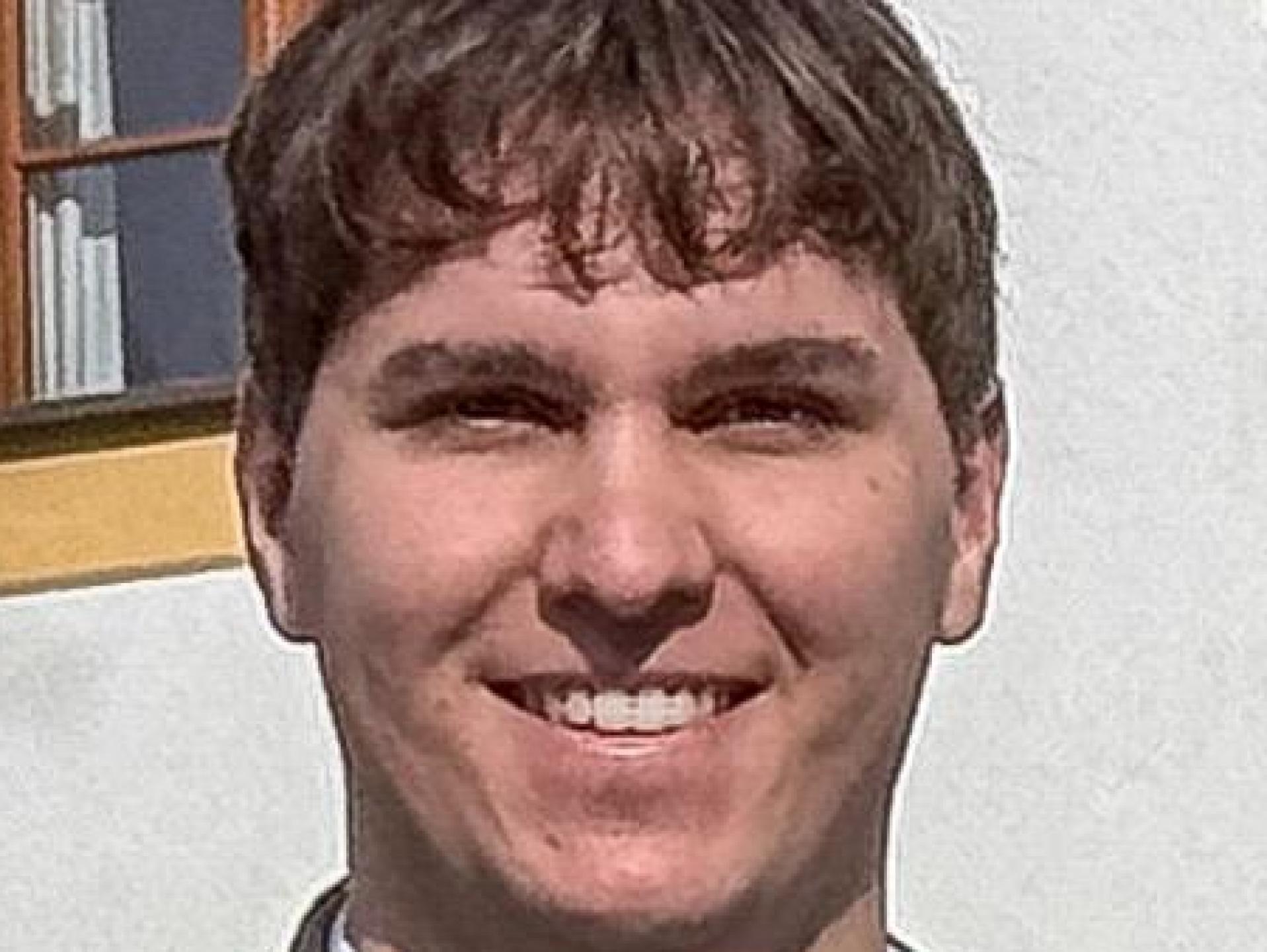 Vor dem Rathaus in Schmidmühlen wird Anton Zitzler in Zukunft öfter stehen – er ist der jüngste Gemeinderat im Landkreis Amberg-Sulzbach. (Bild: Wolfgang Steinbacher)