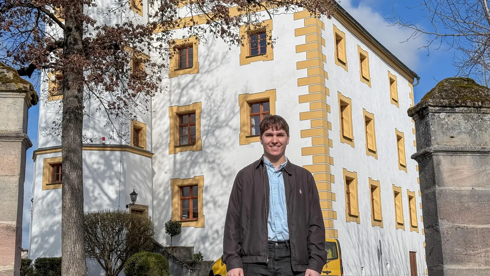 Vor dem Rathaus in Schmidmühlen wird Anton Zitzler in Zukunft öfter stehen – er ist der jüngste Gemeinderat im Landkreis Amberg-Sulzbach. (Bild: Wolfgang Steinbacher)