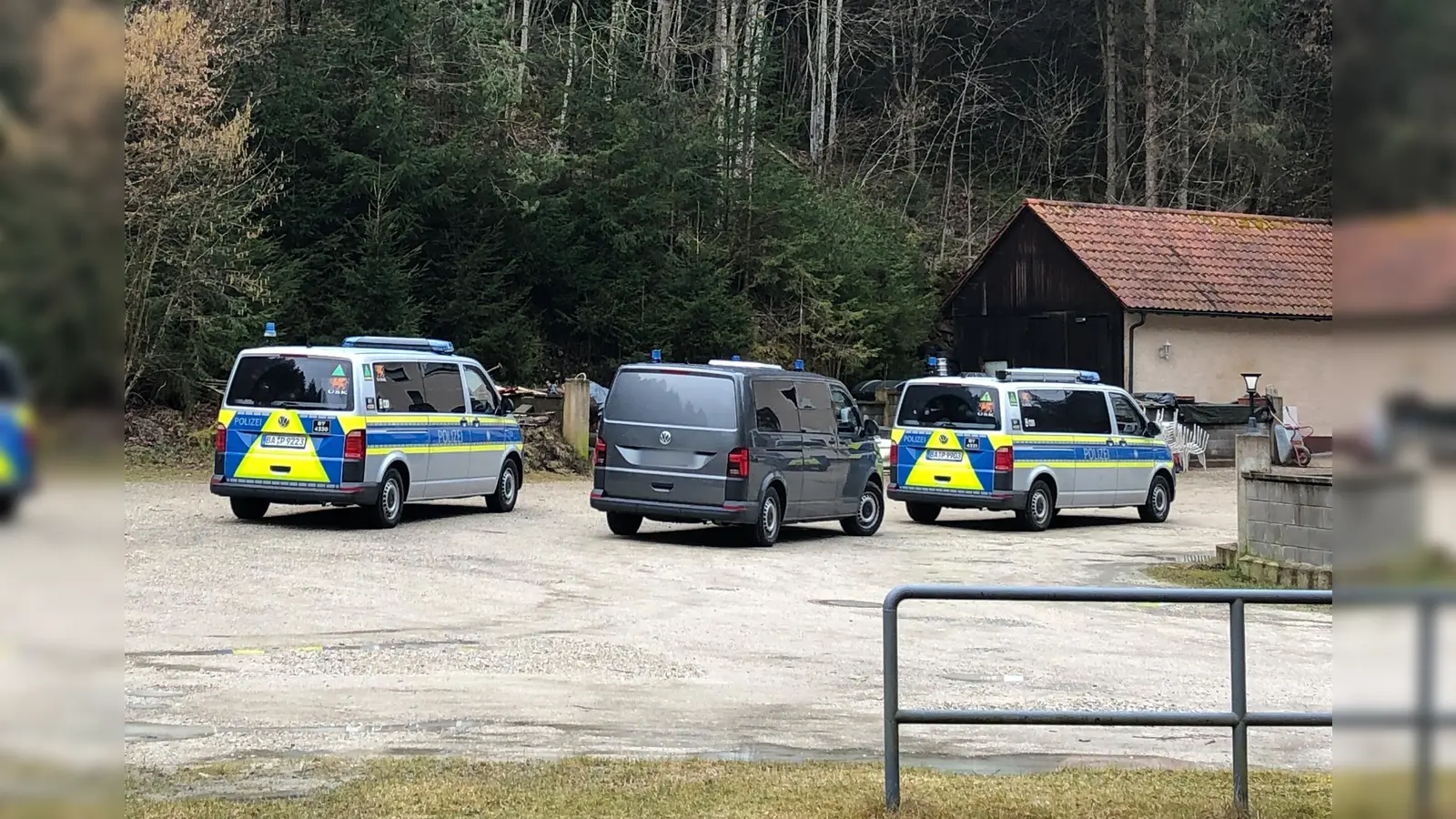 Polizeifahrzeuge stehen bei einer Razzia vor einem Haus. In Bayern, Baden-Württemberg und Nordrhein-Westfalen finden Razzien gegen die organisierte Kriminalität statt.  (Bild: Kathrin Zeilmann)