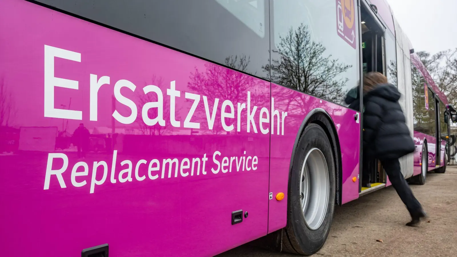 Die Bahnstrecke zwischen Obertraubling und Passau wird wegen Bauarbeiten seit Mitte Juni vorübergehend gesperrt. Es fahren Ersatzbusse. (Archivbild) (Bild: Armin Weigel/dpa)