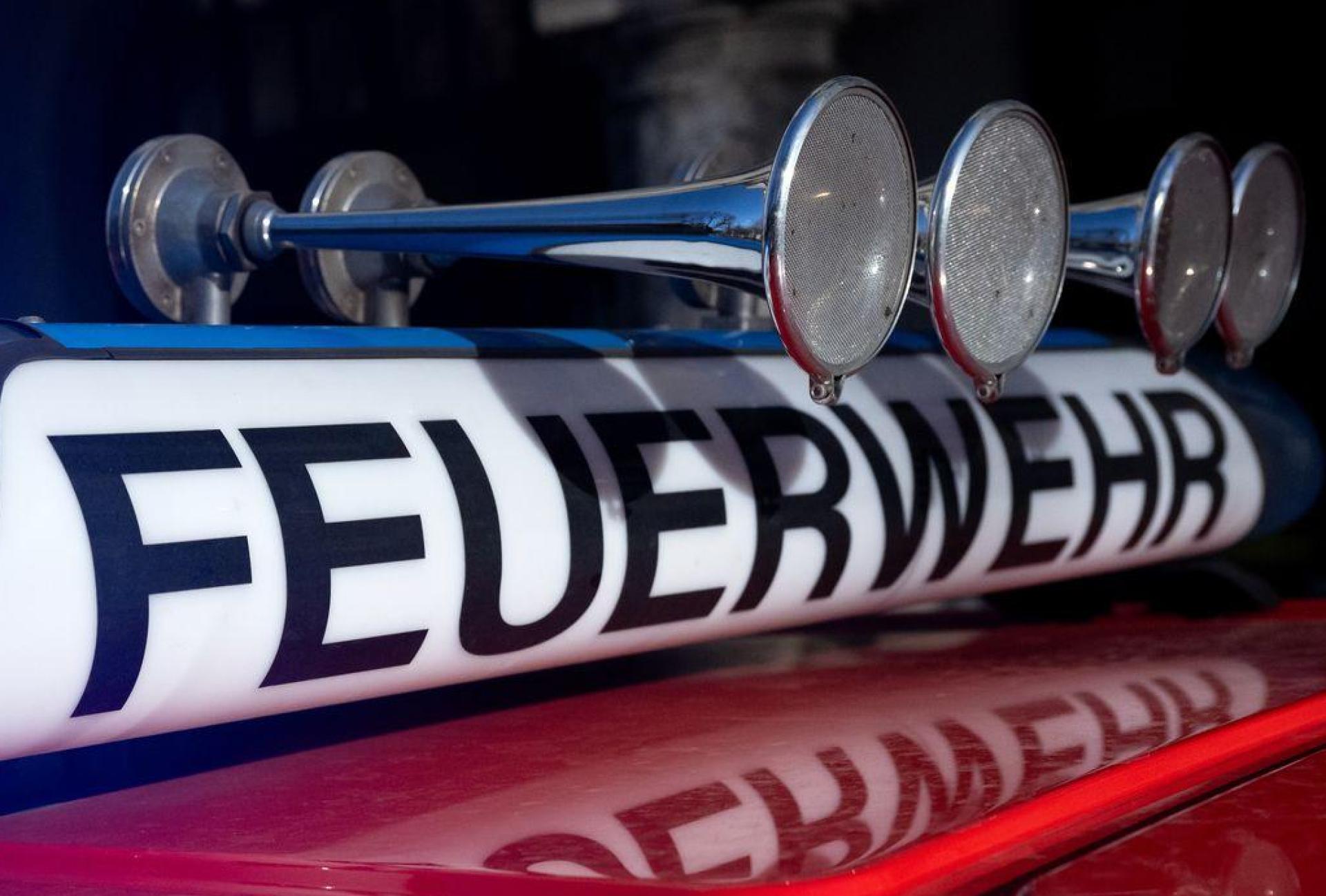 Im Landkreis Amberg-Sulzbach rückte die Feuerwehr am Montagabend zu einem Brand in einem Wohnhaus aus. (Symbolbild: Sven Hoppe/dpa)