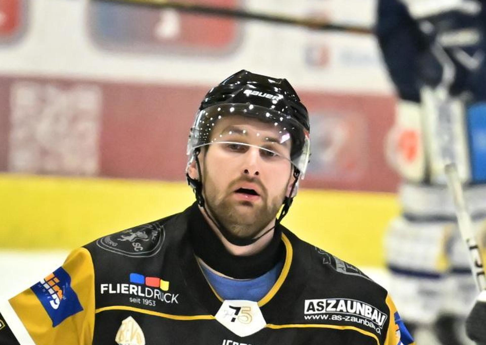 David Michel (links) traf am Sonntag drei Mal für den ERSC in Geretsried. (Bild: Hubert Ziegler)