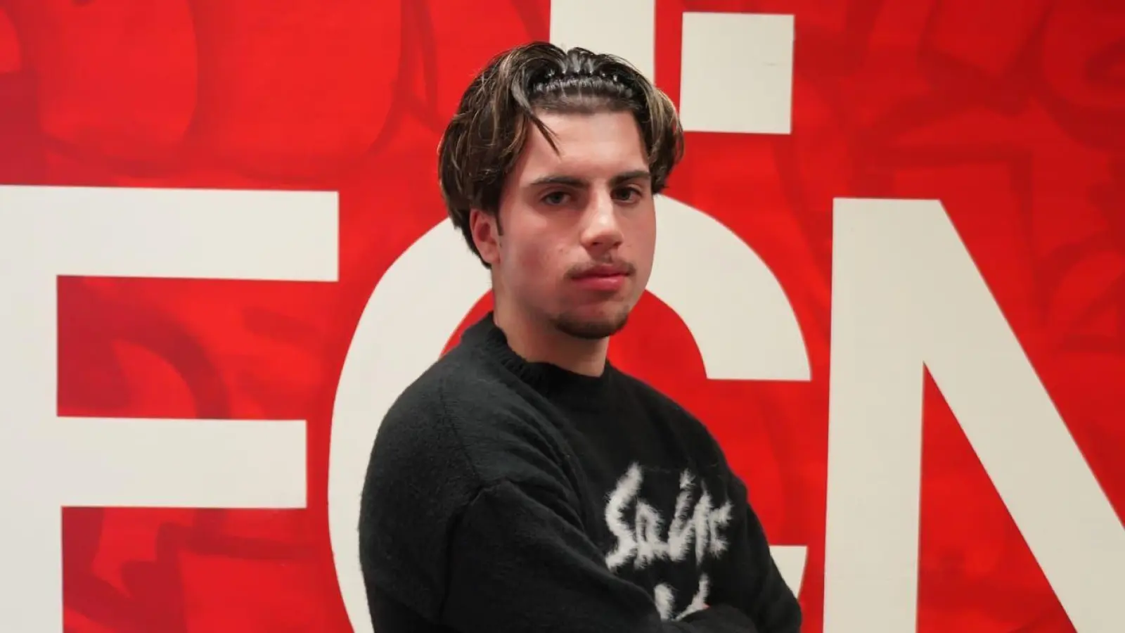 Noah Keller vor dem Logo des 1. FC Nürnberg. (Bild: Stephan Keller)