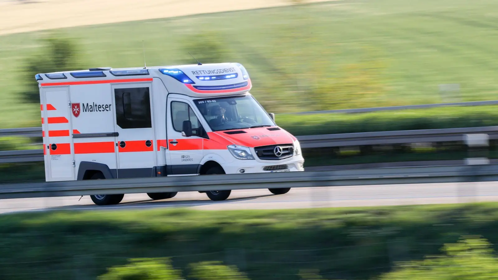 Verkehrsunfall bei Auerbach: Die beiden Unfallbeteiligten kamen per Rettungswagen in umliegende Krankenhäuser. (Symbolbild: Jan Woitas/dpa)