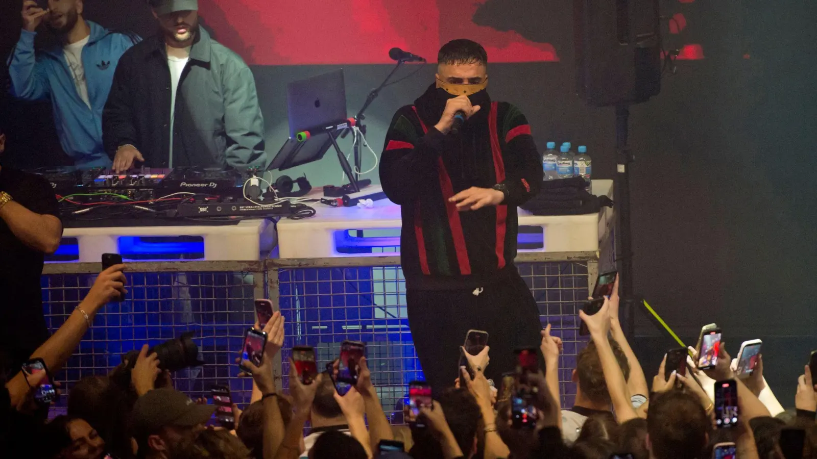 In Osnabrück gab Haftbefehl das erste Konzert seit Erscheinen seiner Doku. (Bild: Philipp Hülsmann/dpa)