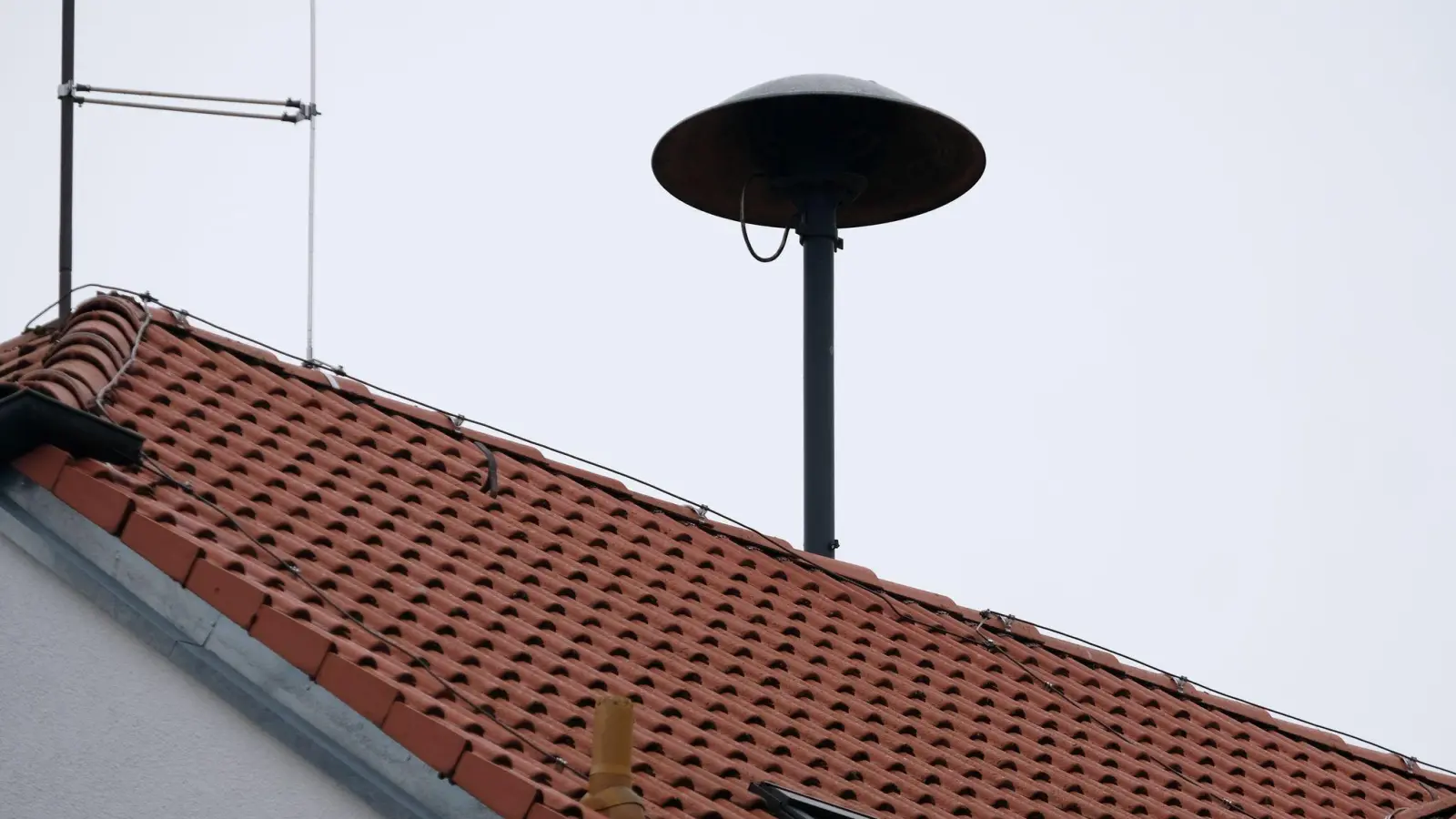 Die Handys klingeln unter Umständen auch, wenn sie auf stumm geschaltet sind. (Archivbild: Stephan Jansen/dpa)