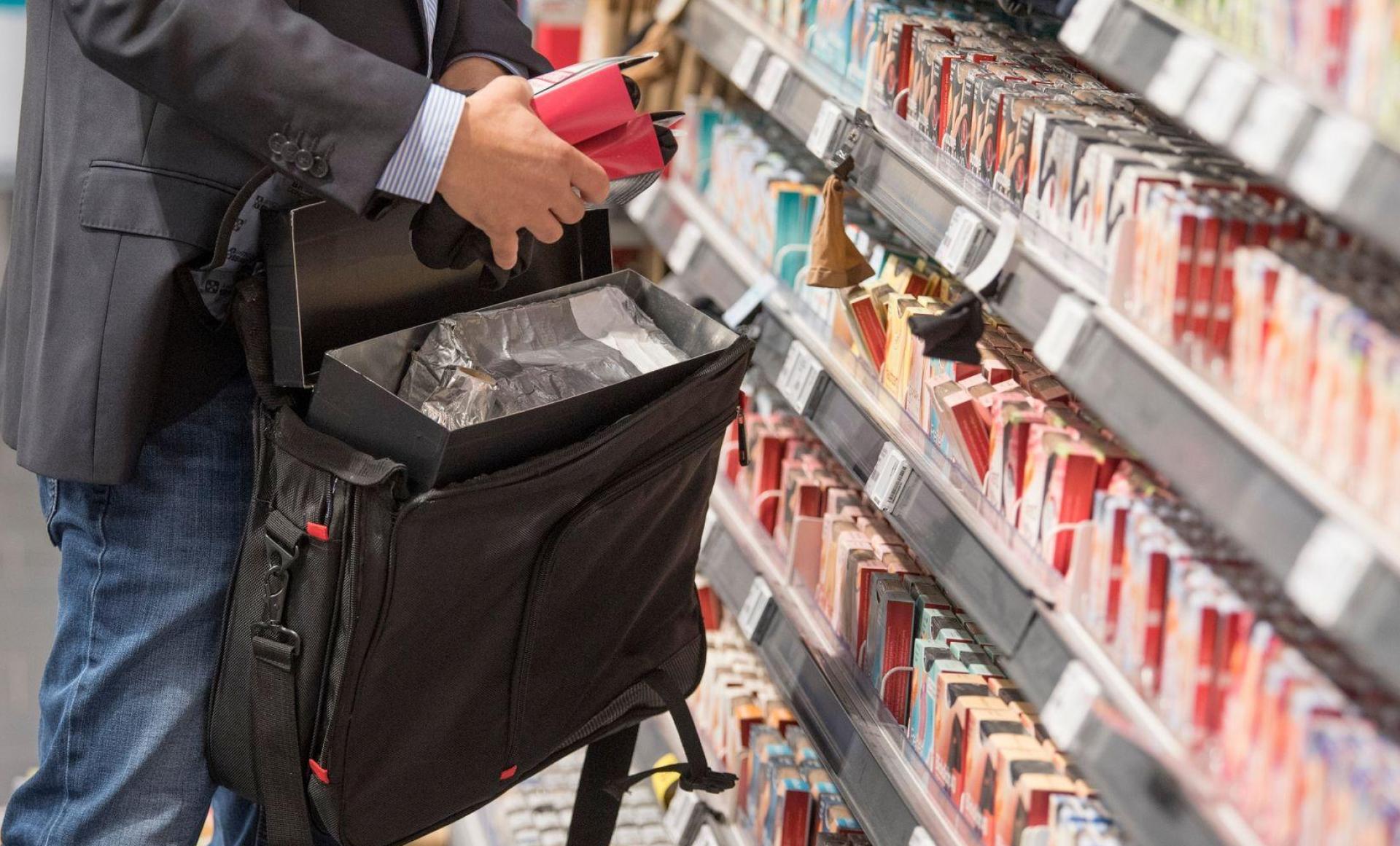 Eine Frau versucht in Amberg, alkoholische Mischgetränke zu stehlen. Die Polizei findet weiteres Diebesgut. (Symbolbild: Silas Stein/dpa)