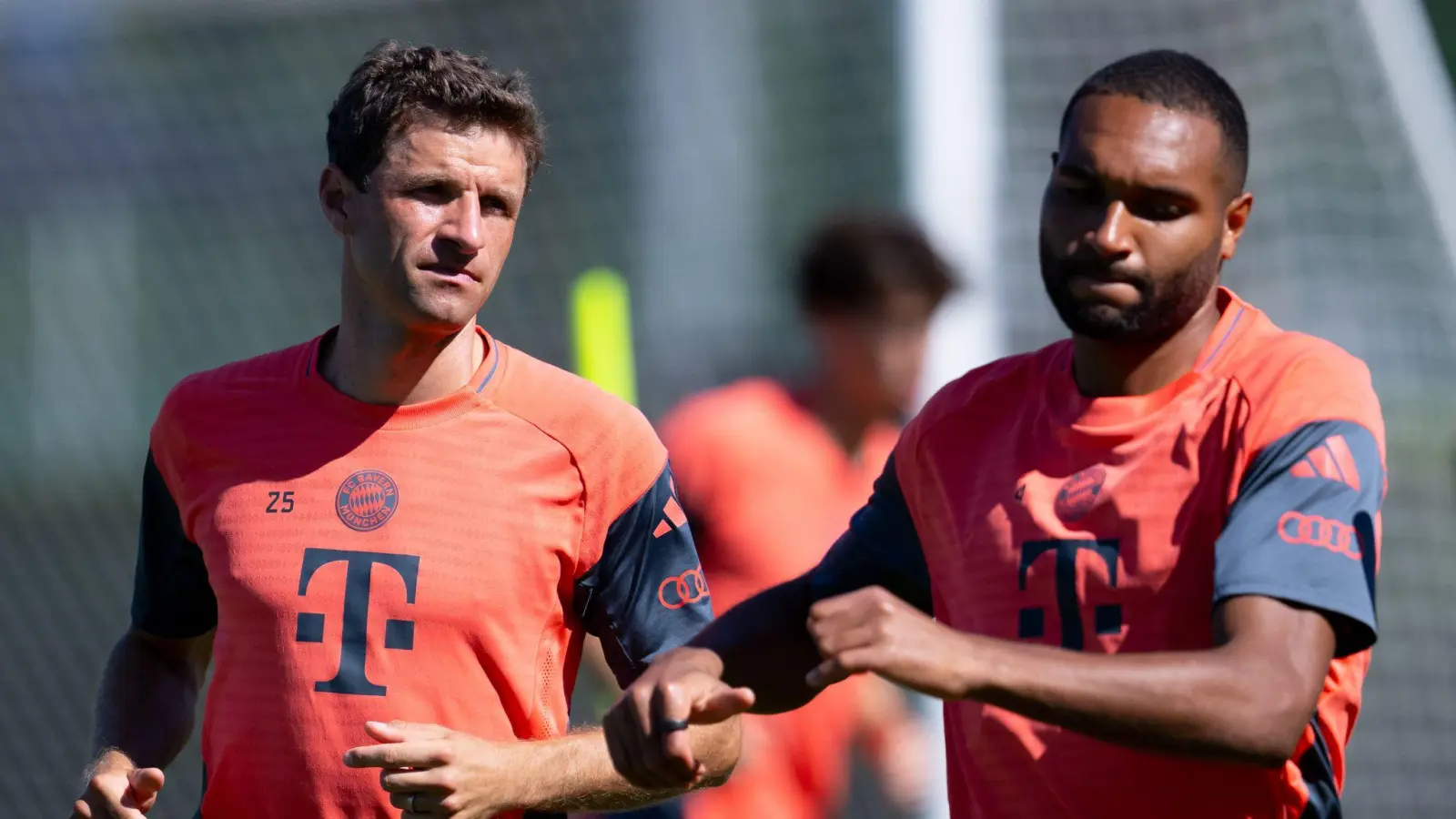 Thomas Müller (links) will in die MLS - vorerst aber trainiert er noch bei Bayern mit. (Bild: Sven Hoppe/dpa)