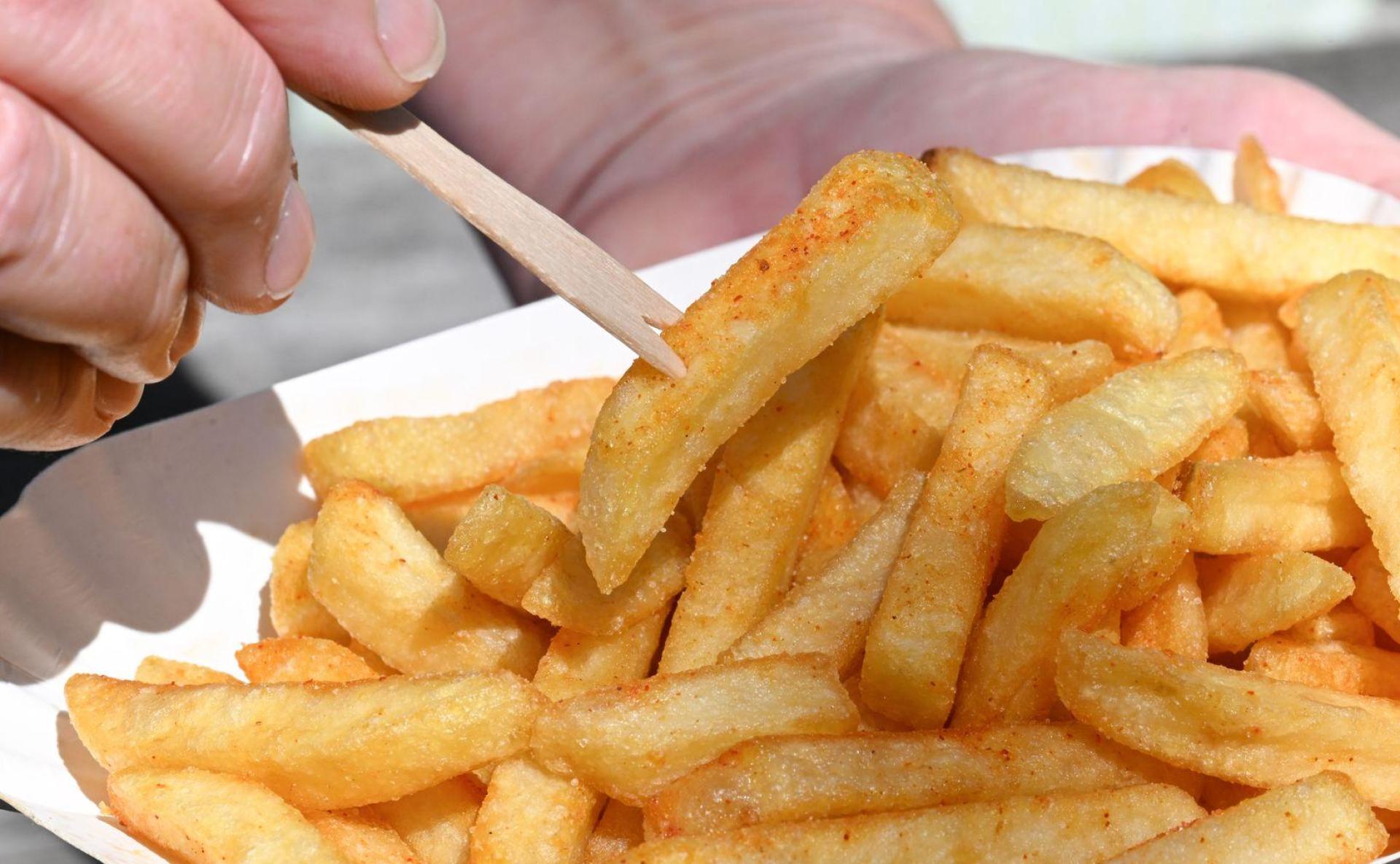 Ein Streit zwischen jungen Leuten in Schwandorf ist eskaliert. Es flogen Pommes und Steine. (Bild: Bernd Weißbrod/dpa)
