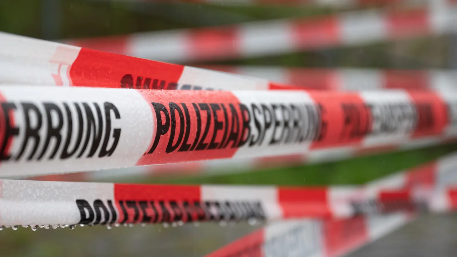 Die Polizei sucht nach einem Zeugen, der bei einem Verkehrsunfall in Sorghof anwesend war. (Symbolbild: Sebastian Kahnert)